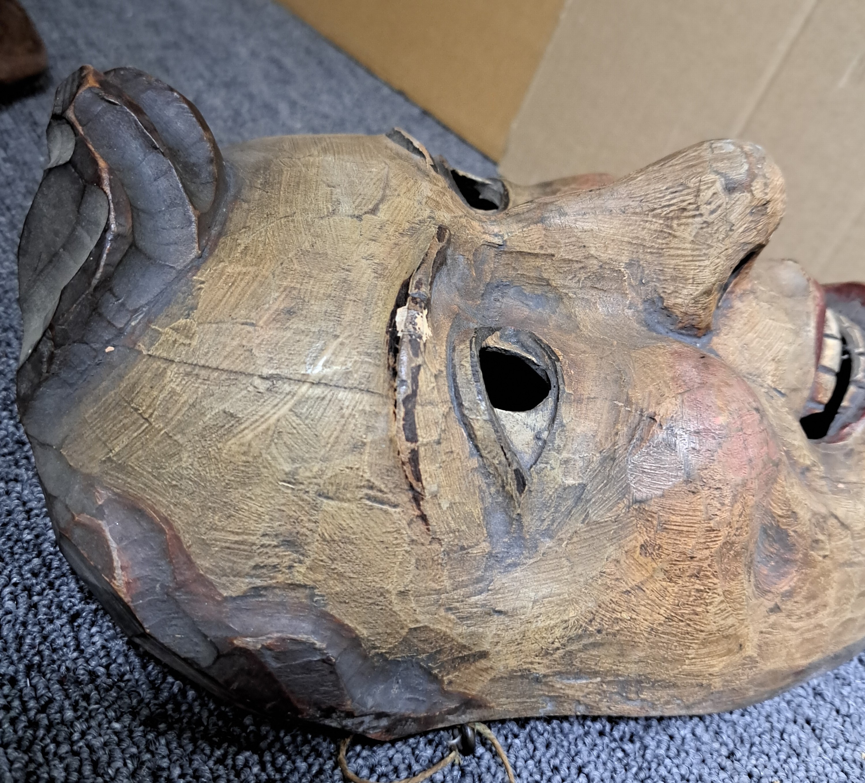 Detail f: Drei Masken, Schweiz/alemannisch, 19. und 20. Jh., Holz geschnitzt, a. verzerrtes Gesicht mit Warze, ca. 28 x 19 cm, Riss; b. Maske mit beweglichem ...