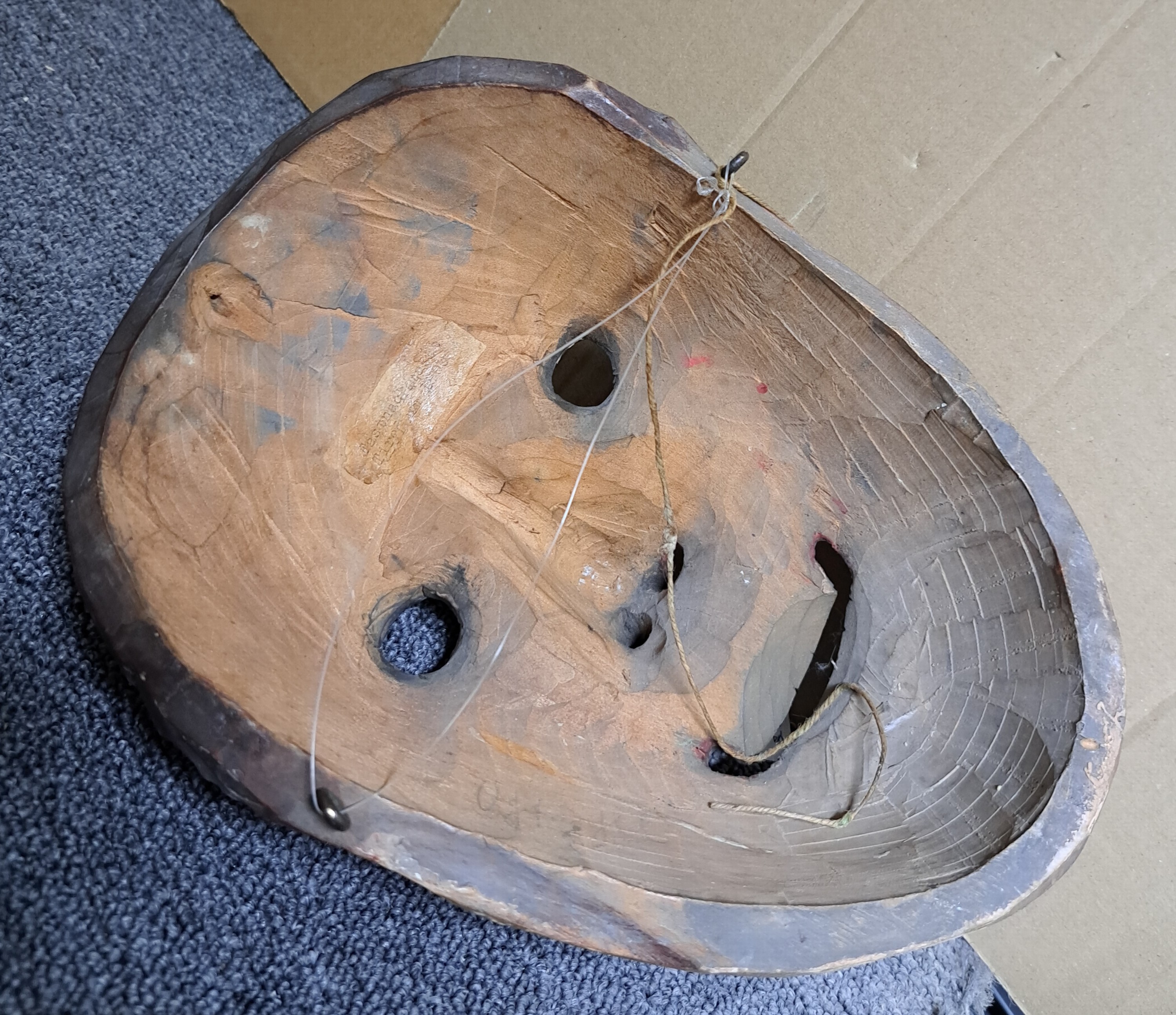 Detail g: Drei Masken, Schweiz/alemannisch, 19. und 20. Jh., Holz geschnitzt, a. verzerrtes Gesicht mit Warze, ca. 28 x 19 cm, Riss; b. Maske mit beweglichem ...