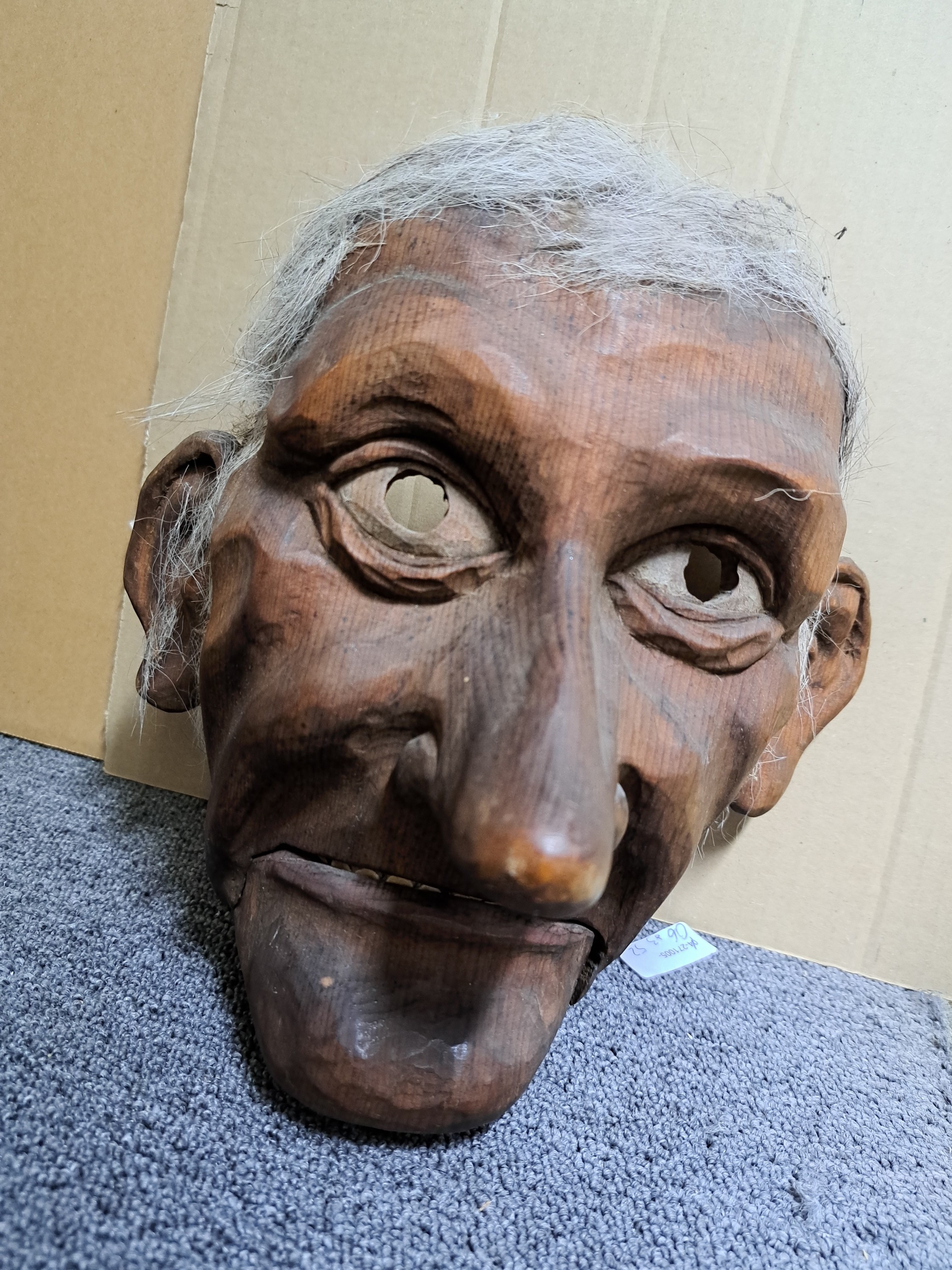 Detail h: Drei Masken, Schweiz/alemannisch, 19. und 20. Jh., Holz geschnitzt, a. verzerrtes Gesicht mit Warze, ca. 28 x 19 cm, Riss; b. Maske mit beweglichem ...