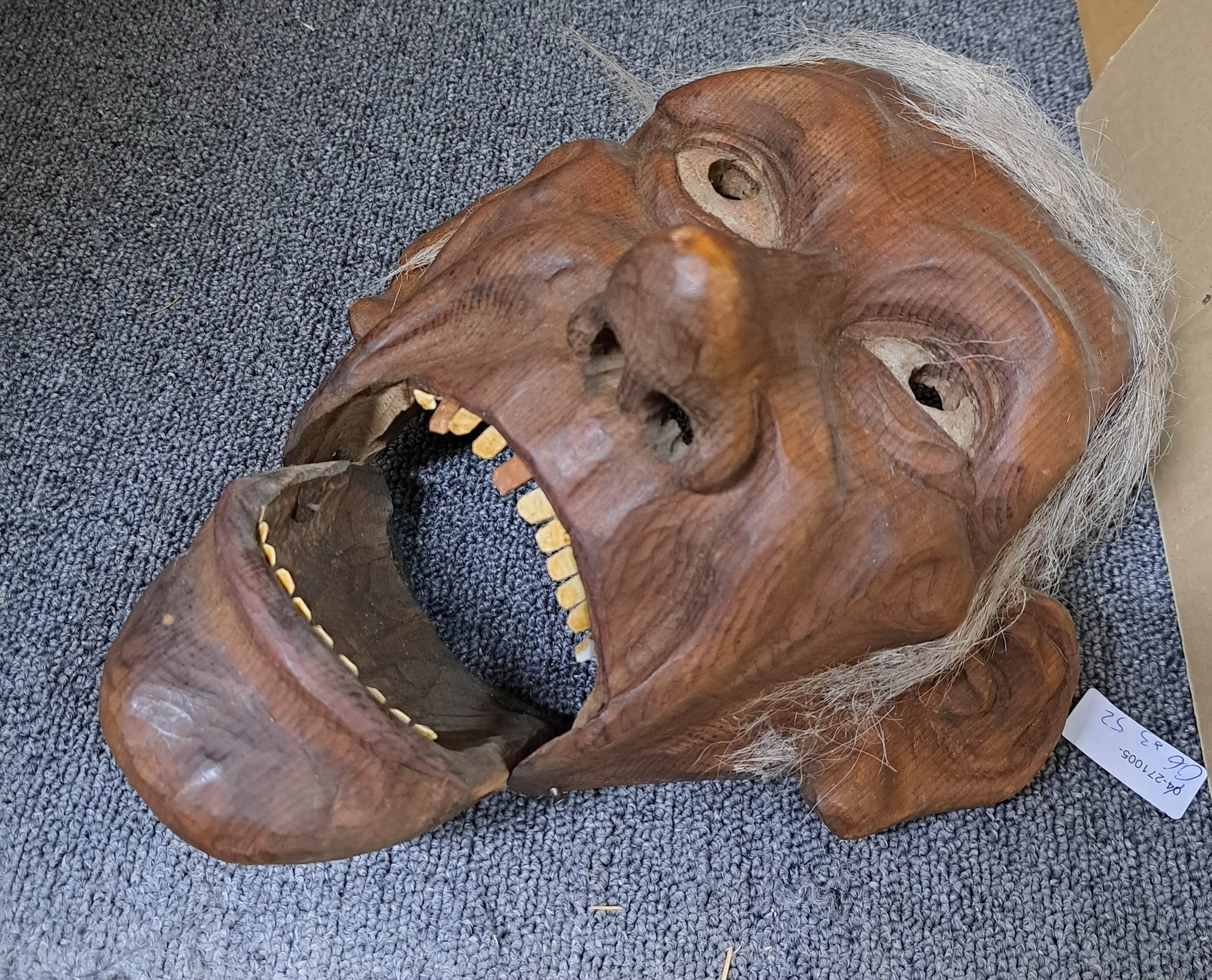 Detail i: Drei Masken, Schweiz/alemannisch, 19. und 20. Jh., Holz geschnitzt, a. verzerrtes Gesicht mit Warze, ca. 28 x 19 cm, Riss; b. Maske mit beweglichem ...
