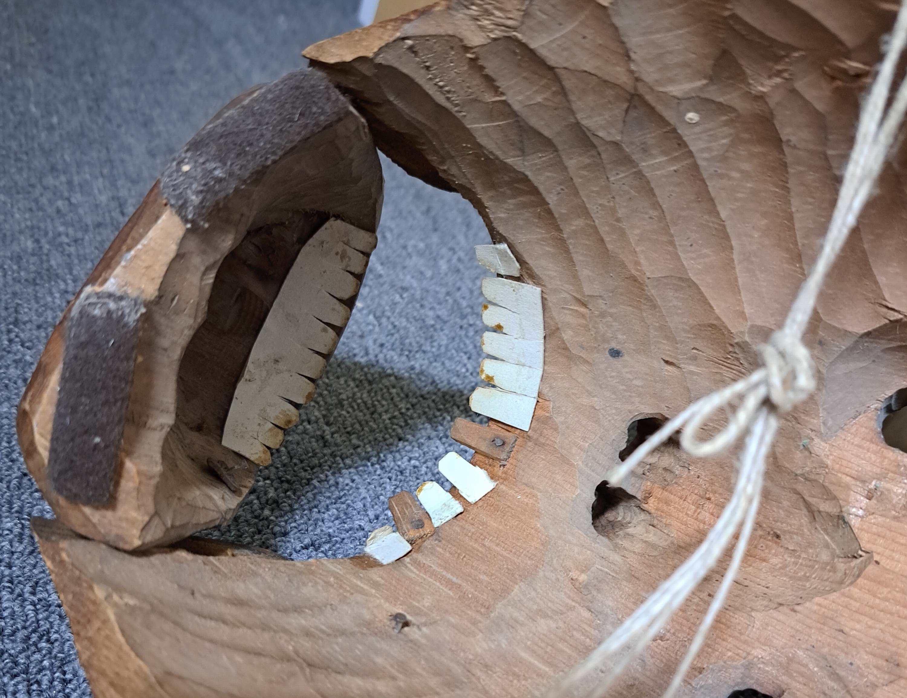 Detail k: Drei Masken, Schweiz/alemannisch, 19. und 20. Jh., Holz geschnitzt, a. verzerrtes Gesicht mit Warze, ca. 28 x 19 cm, Riss; b. Maske mit beweglichem ...