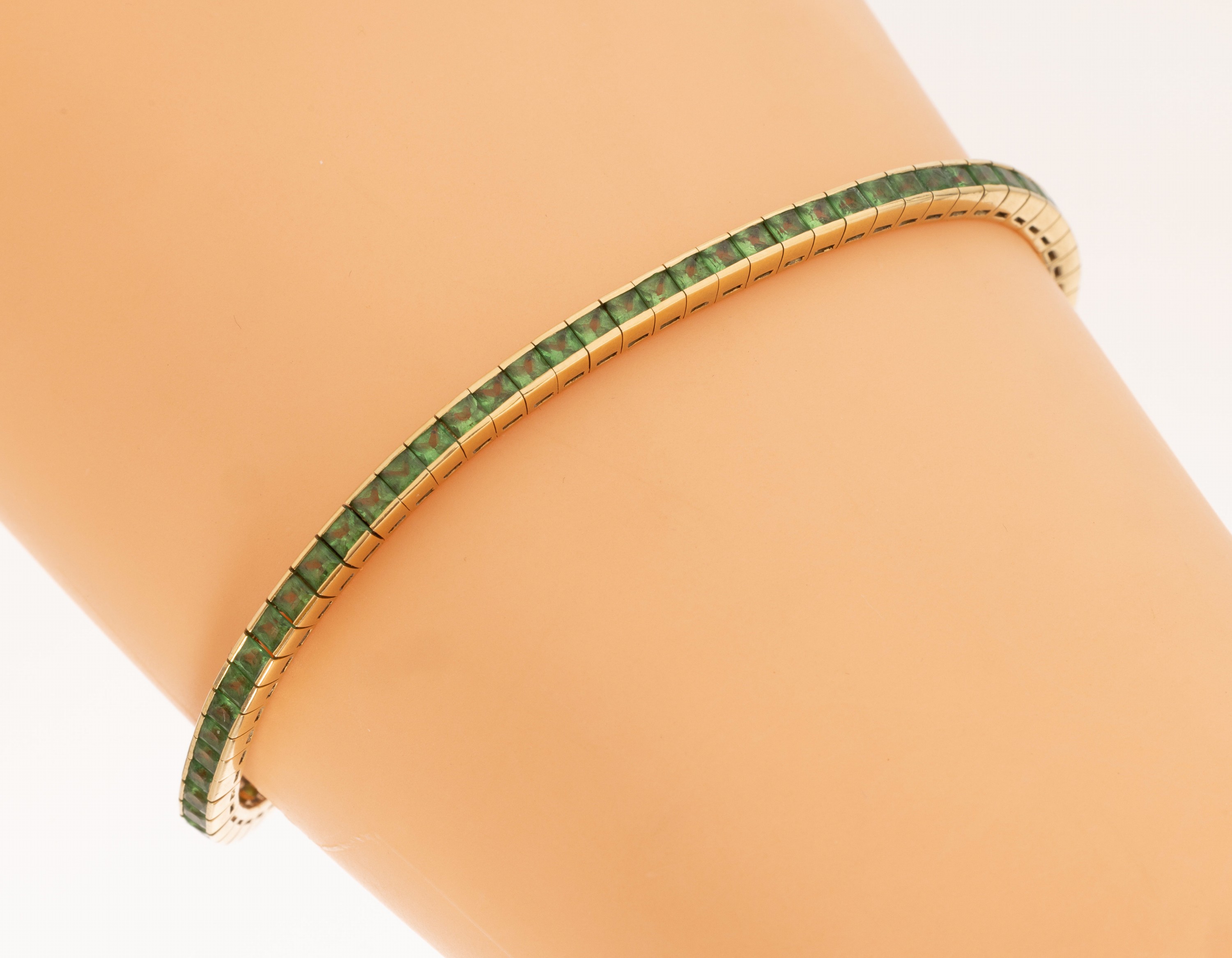 18 kt Gold Tsavorith-Linienarmband, GG 750/000, facett. Tsavorith-Carrees zus. ca. 10.5 ct, L. ca. 17 cm, Kastenschloss mit Sicherheitsbügel ...