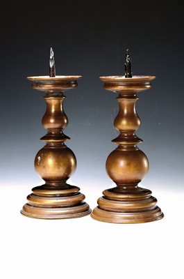 Image 26781721 - Pair of candlesticks/disc candlesticks, Baroque, 18th century, bronze, height approx. 28 cm, traces of age
