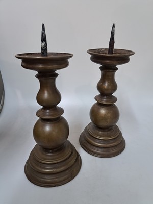 26781721a - Pair of candlesticks/disc candlesticks, Baroque, 18th century, bronze, height approx. 28 cm, traces of age