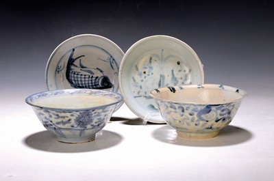 Image 26781727 - 2 plates and two bowls, wooden sculpture, China, Ming Dynasty and 18th century, blue painting, plate with fish decoration and style. Landscape, diameter approx. 13.5 cm, crests with floral decoration, one with a hairline crack, one chip, diameter approx. 14 cm, all with traces of age, plus a wooden sculpture of an official, carved, remains of an old version, 19th century, height approx. 22cm
