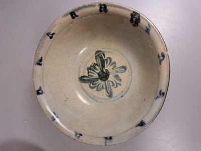 26781727g - 2 plates and two bowls, wooden sculpture, China, Ming Dynasty and 18th century, blue painting, plate with fish decoration and style. Landscape, diameter approx. 13.5 cm, crests with floral decoration, one with a hairline crack, one chip, diameter approx. 14 cm, all with traces of age, plus a wooden sculpture of an official, carved, remains of an old version, 19th century, height approx. 22cm