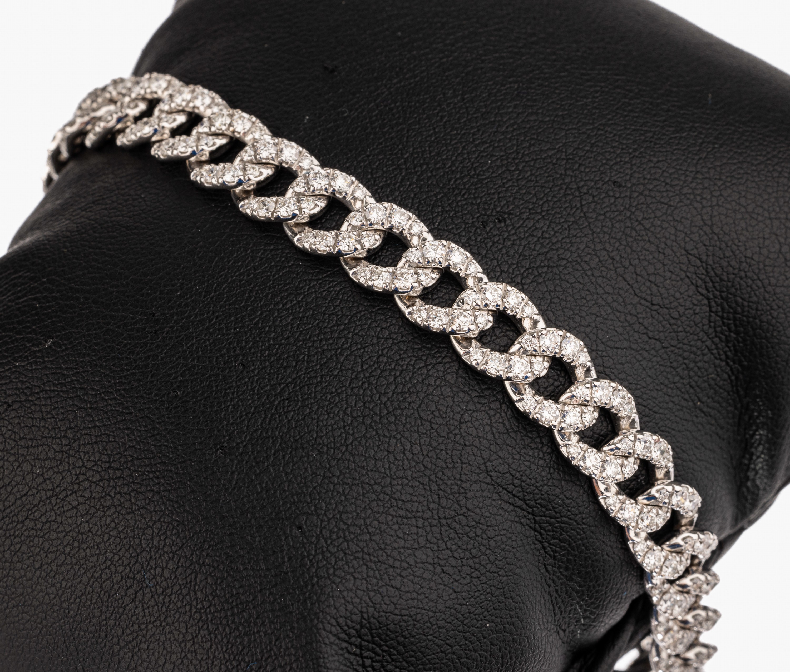 18 kt Gold Brillant Flachpanzerarmband, WG 750/000, Brillanten zus. ca. 5.50 ct Weiß/vs- si, L. ca. 18 cm, Kastenschloß mit Sicherheitsacht, ca. ...