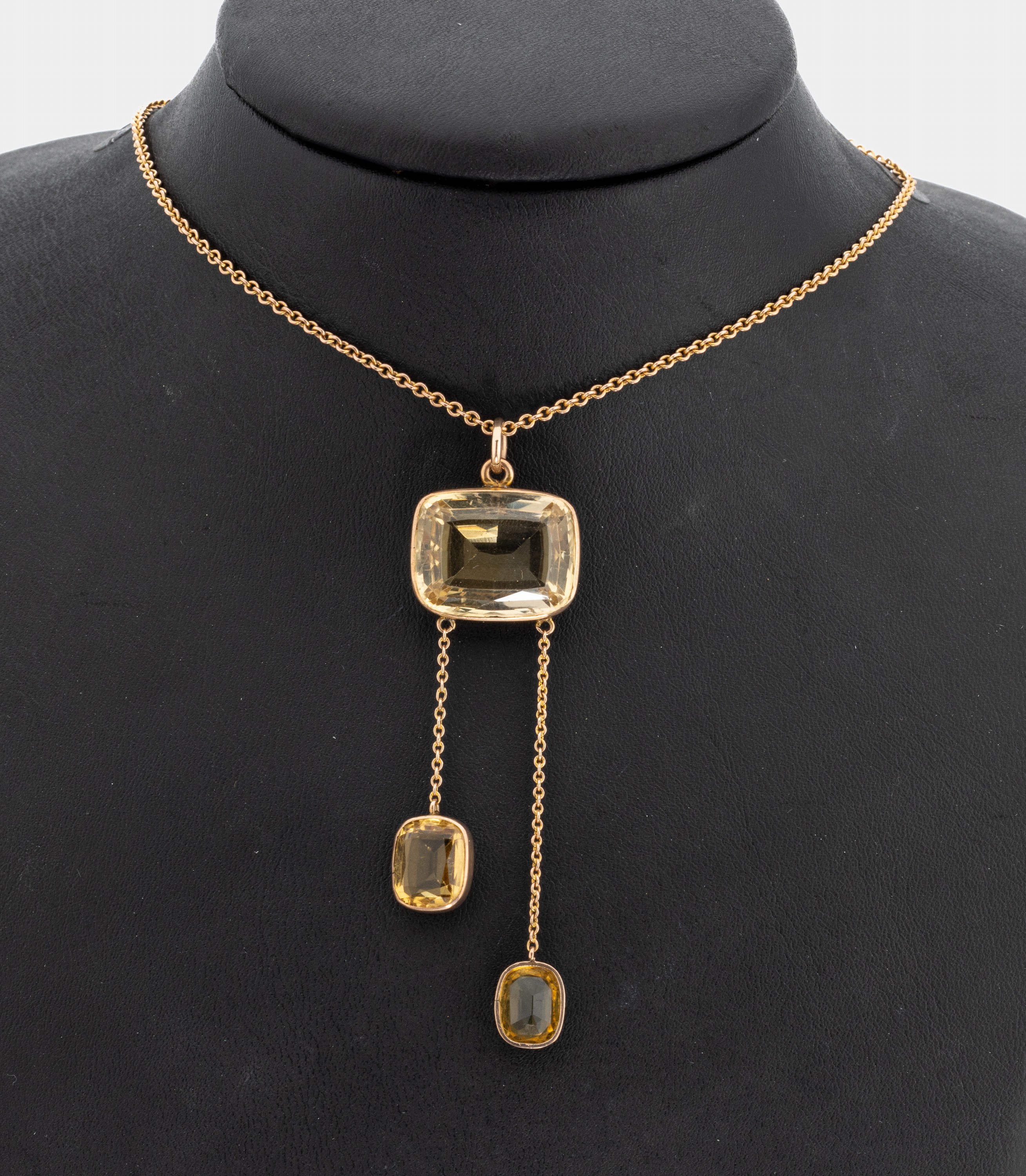 9 kt Gold Citrin-Collier, England um 1890, RG 375/000, Abhängung bewegl., 3 rechteckig- facett. Citrine zus. ca. 15.0 ct, L. ca. 46 cmKastenschloss ...