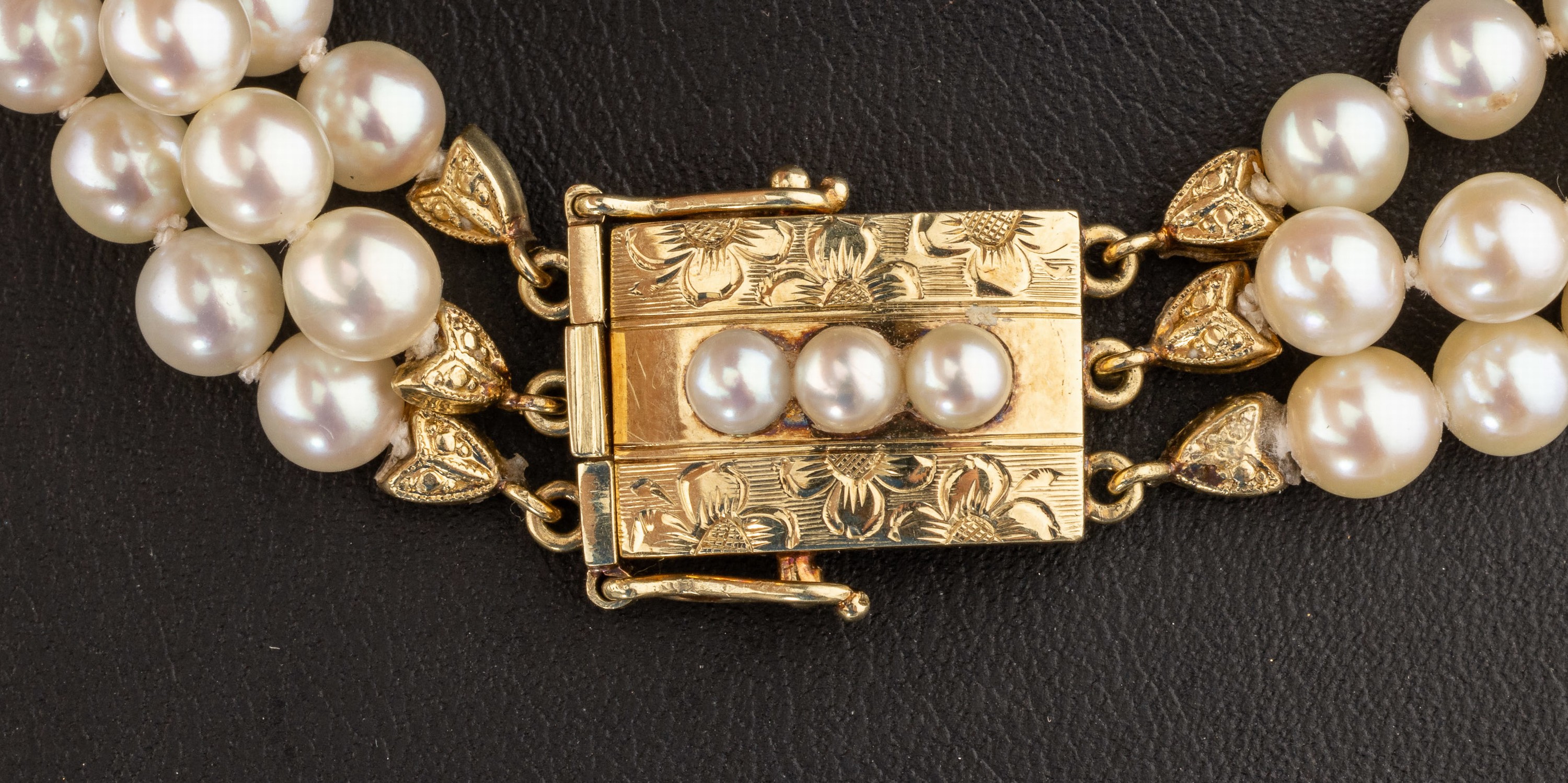 Detail a: 3-reihig. Perlcollier, GG 585/000, weiße Akoyazuchtperlen verlaufend ca. 5 - 8 mm, schönes Lüster, Schmuckschließe floral grav., L. ca. 45 cm