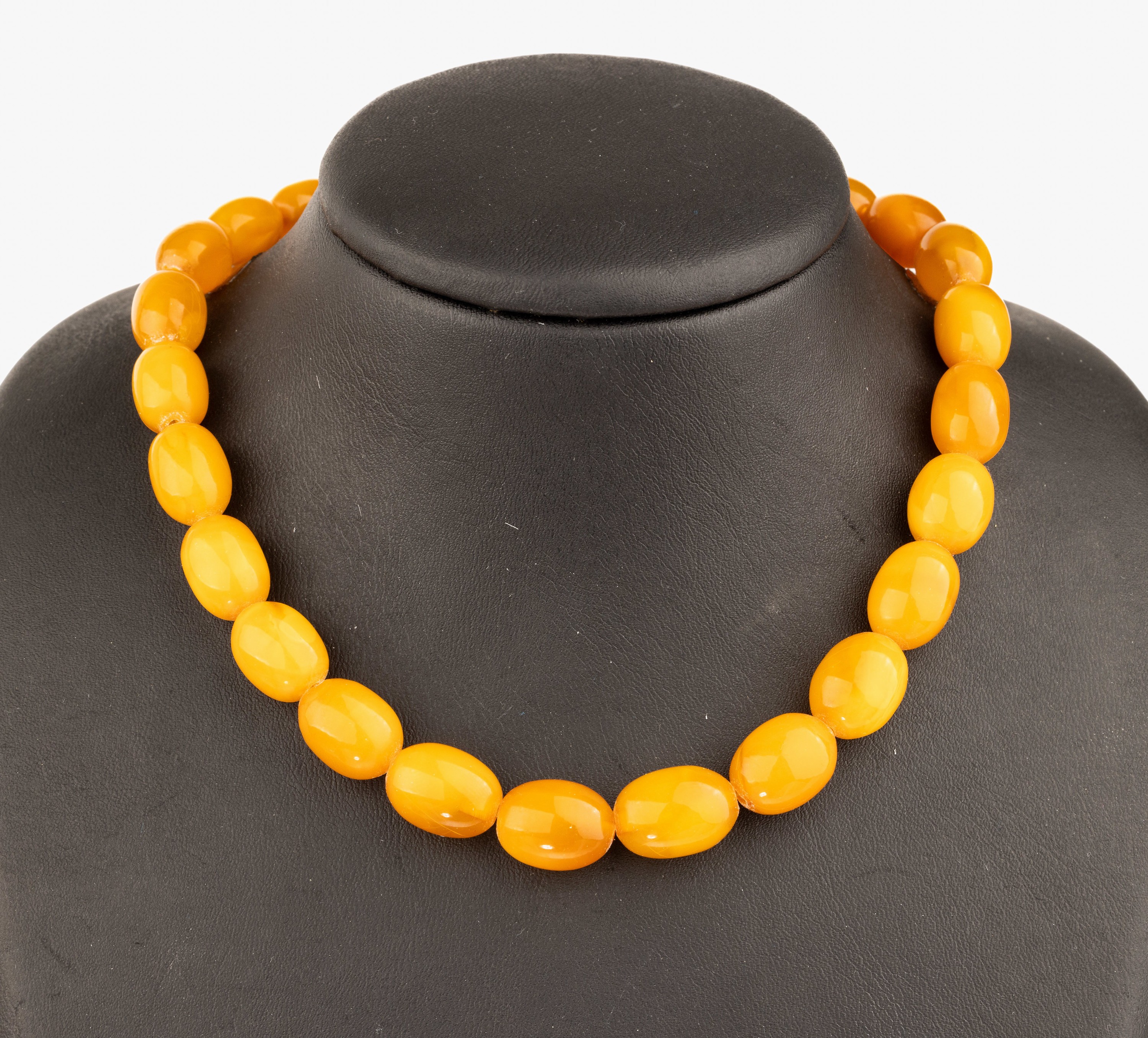 Butterscotch-Bernstein-Collier, Bernstein- Oliven im Verlauf, D. ca. 6.2-12 mm, L. ca. 64 cm, Schraubschließe mit kl. Riss