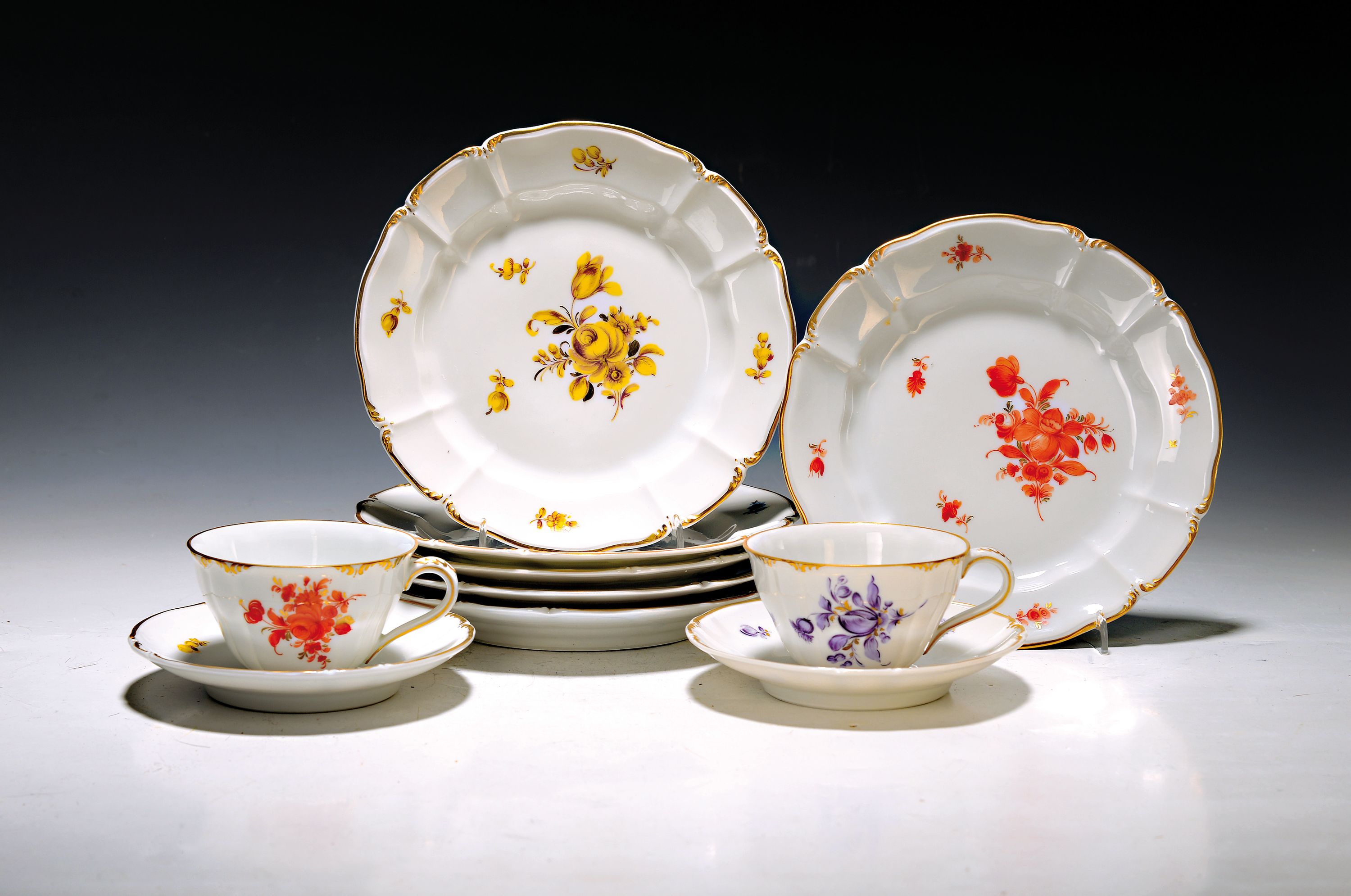 6 Kaffeegedecke und ein Väschen, Nymphenburg, 20. Jh., Blumenmalerei, Goldrand, Teller D. 17.5 cm