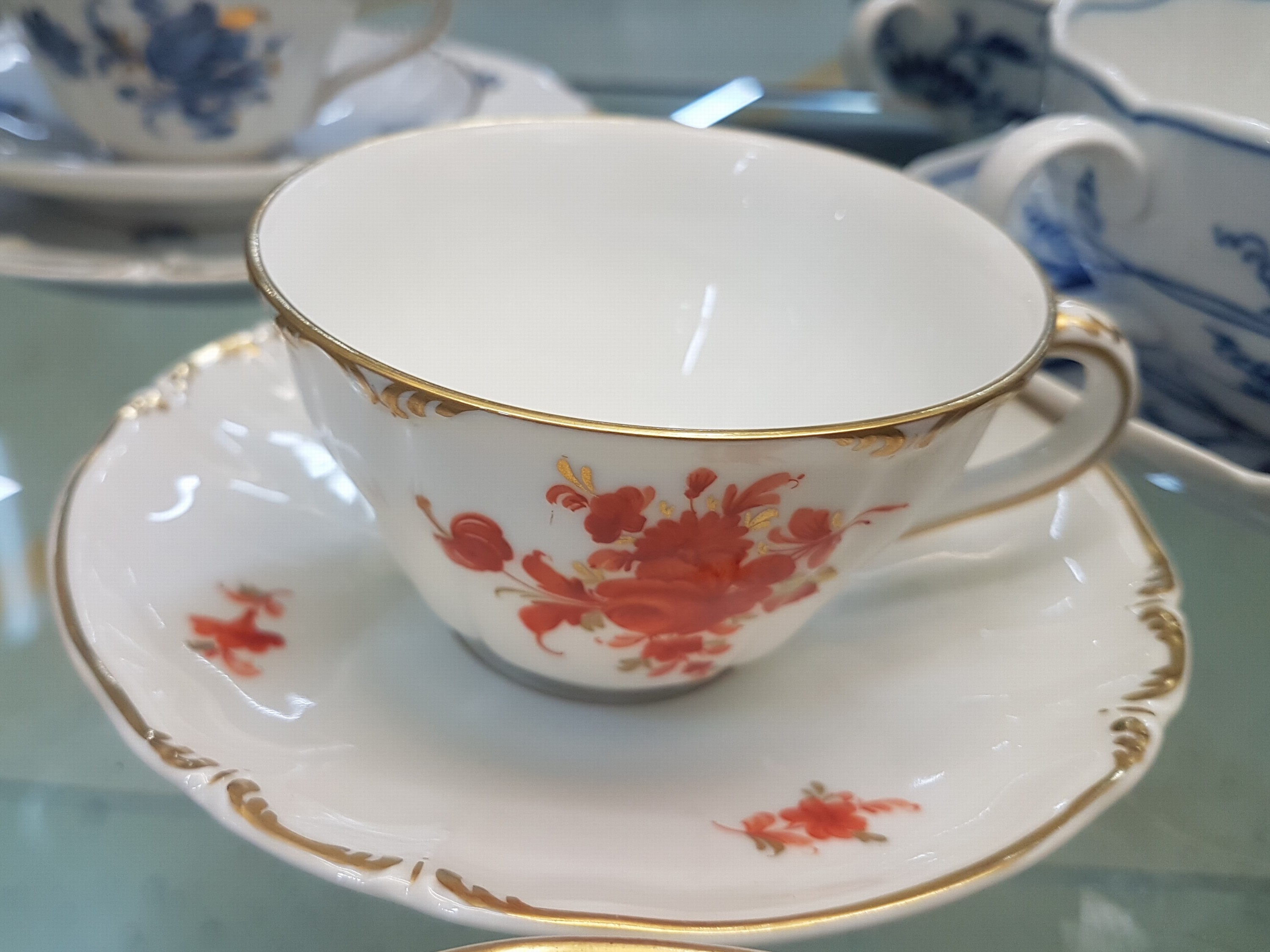 Detail f: 6 Kaffeegedecke und ein Väschen, Nymphenburg, 20. Jh., Blumenmalerei, Goldrand, Teller D. 17.5 cm