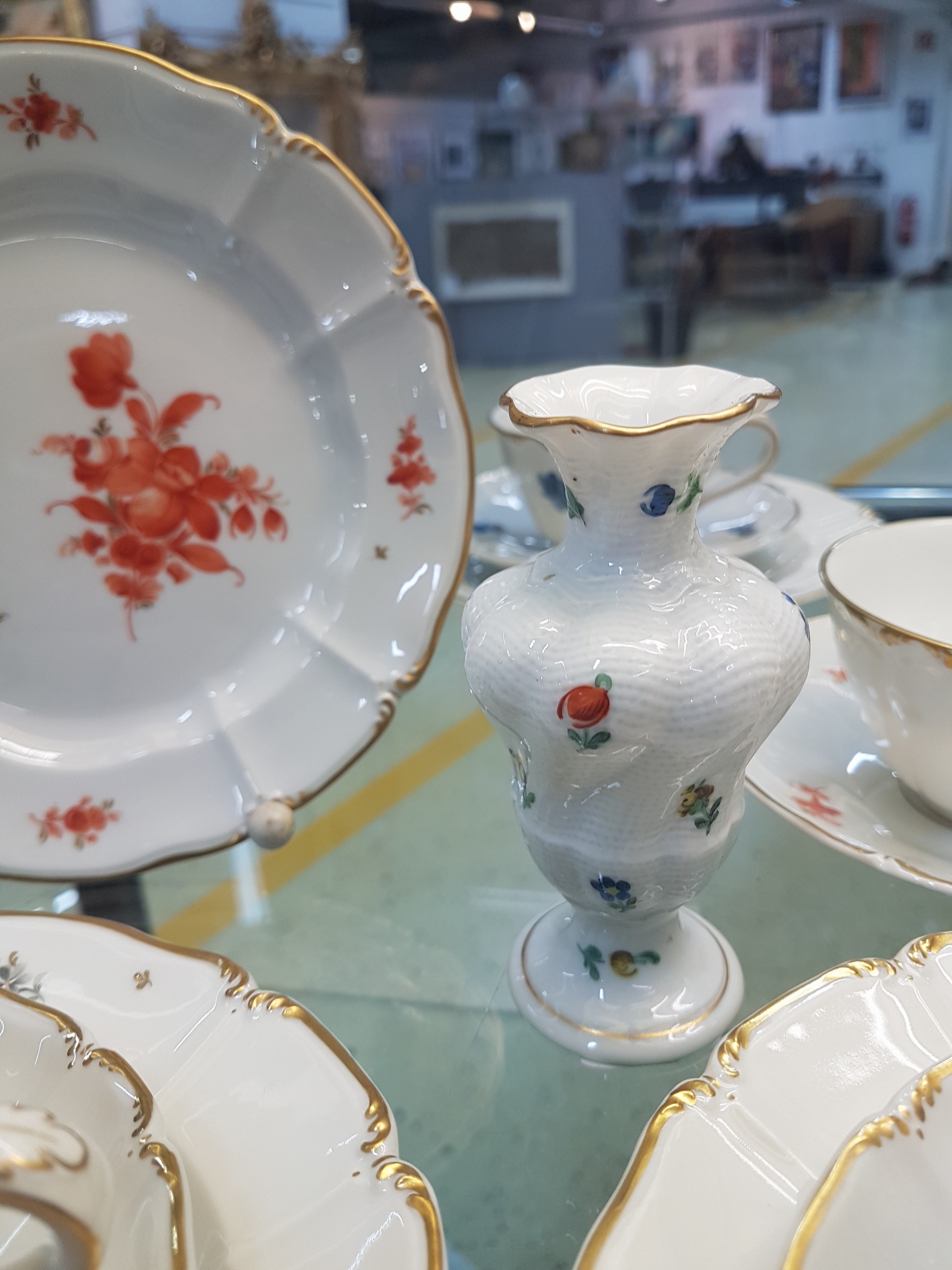 Detail g: 6 Kaffeegedecke und ein Väschen, Nymphenburg, 20. Jh., Blumenmalerei, Goldrand, Teller D. 17.5 cm