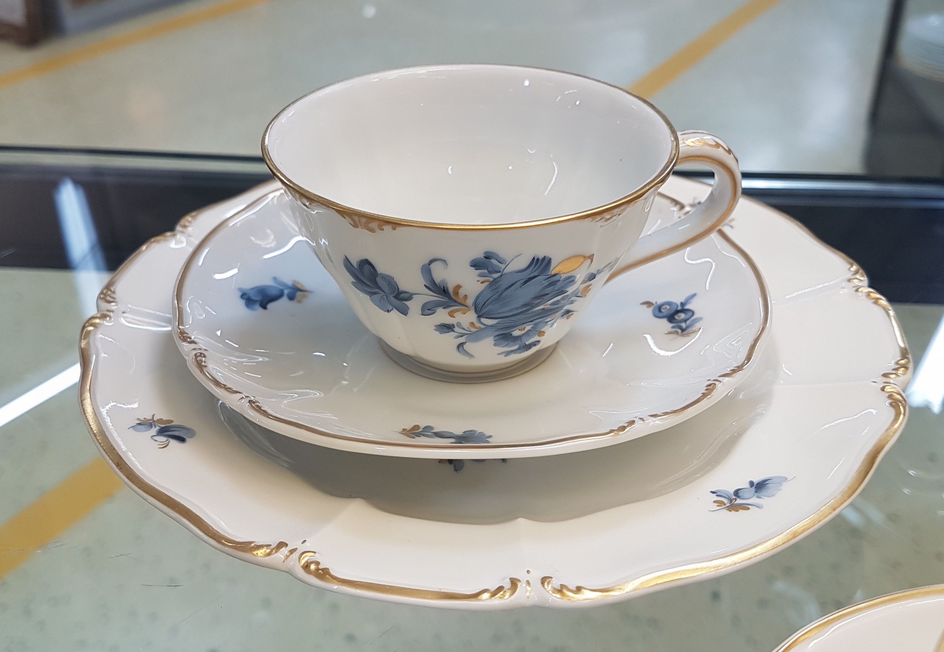 Detail i: 6 Kaffeegedecke und ein Väschen, Nymphenburg, 20. Jh., Blumenmalerei, Goldrand, Teller D. 17.5 cm
