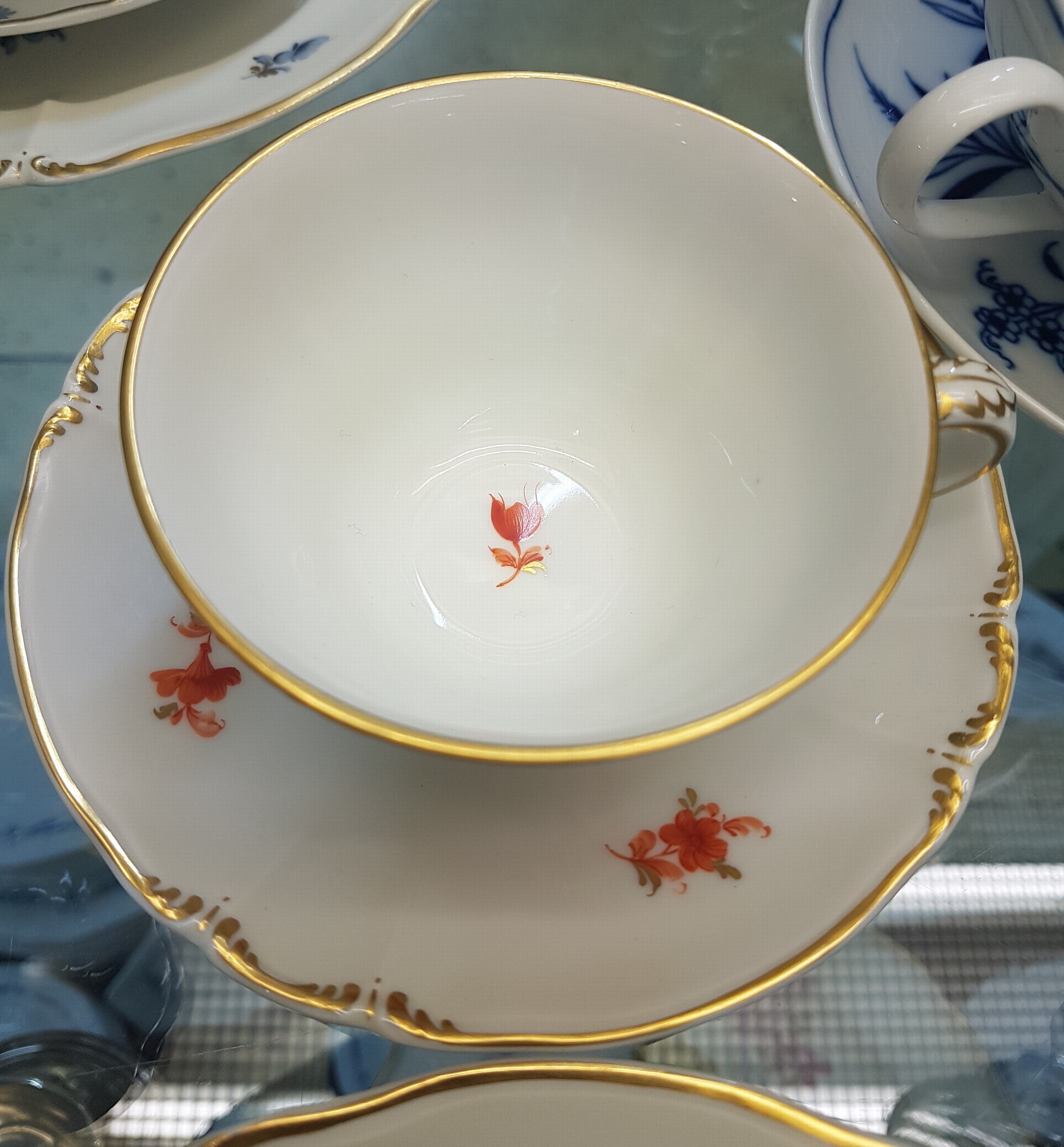 Detail j: 6 Kaffeegedecke und ein Väschen, Nymphenburg, 20. Jh., Blumenmalerei, Goldrand, Teller D. 17.5 cm