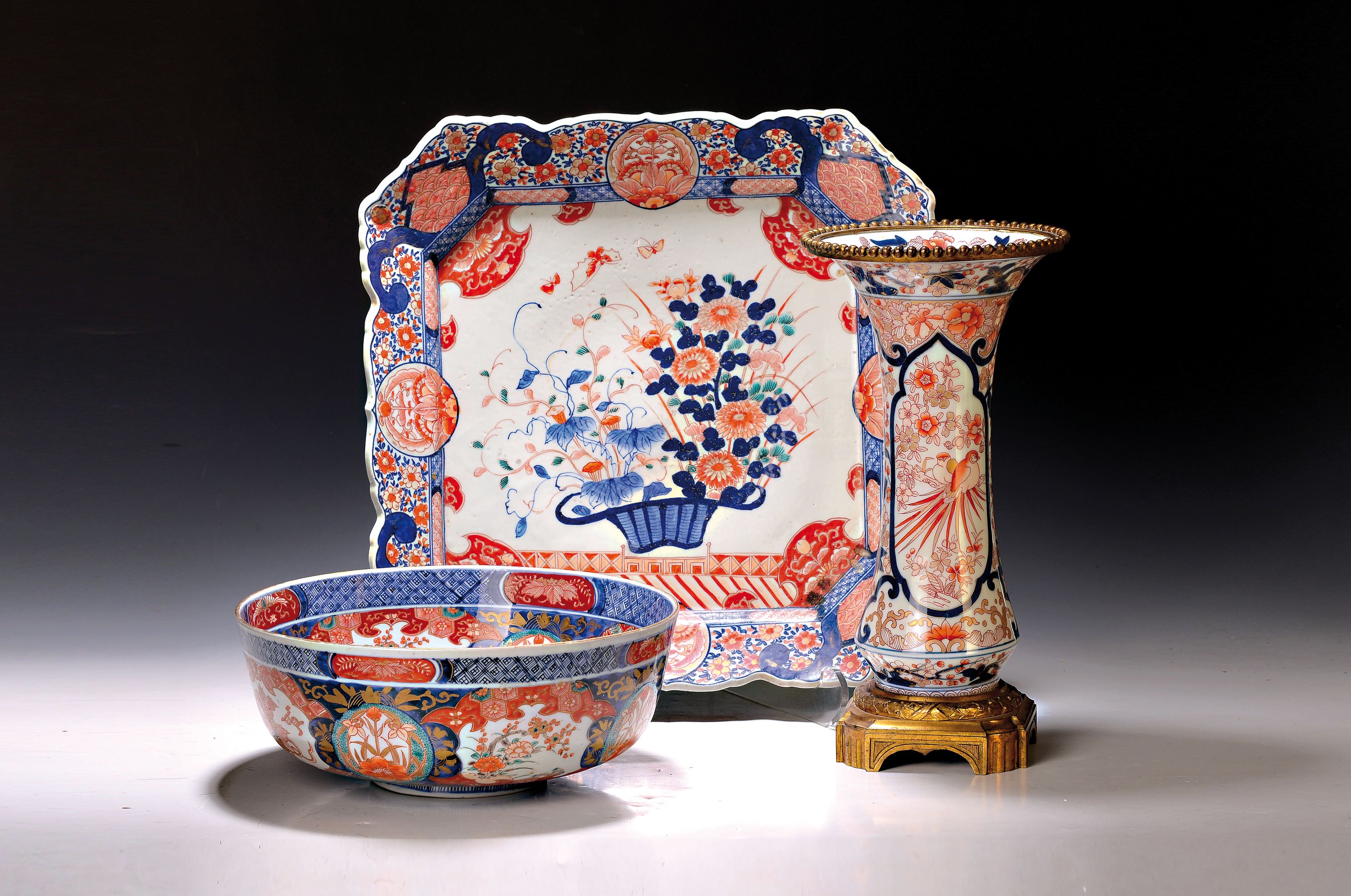 Große Vase, Schüssel und Tablett, Imari, Japan, um 1900, 1. Vase mit Bronzemontur, Vogelbemalung und Blumen, H. 38 cm, 2. Schüssel mittig mit ...
