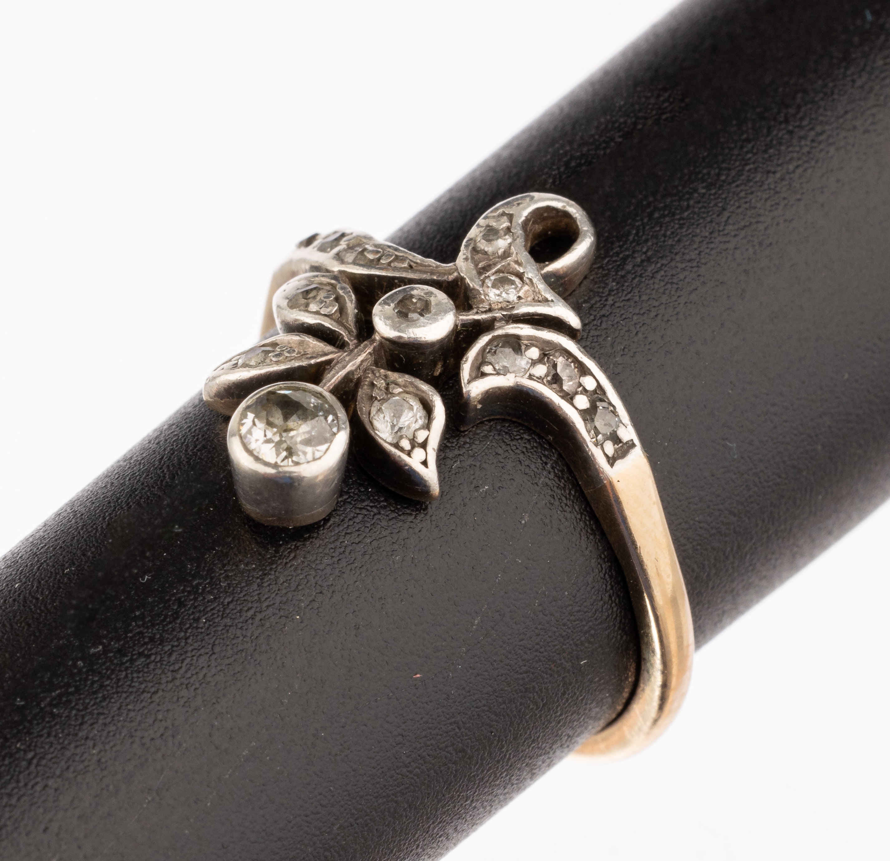 18 kt Gold Jugendstil Diamant-Ring, um 1900, 750/000, durchbrochen gearbeitet, Altschliffdiamanten in Pt gefasst zus. ca. 0.30 ct Weiß/si-p1, RW ...