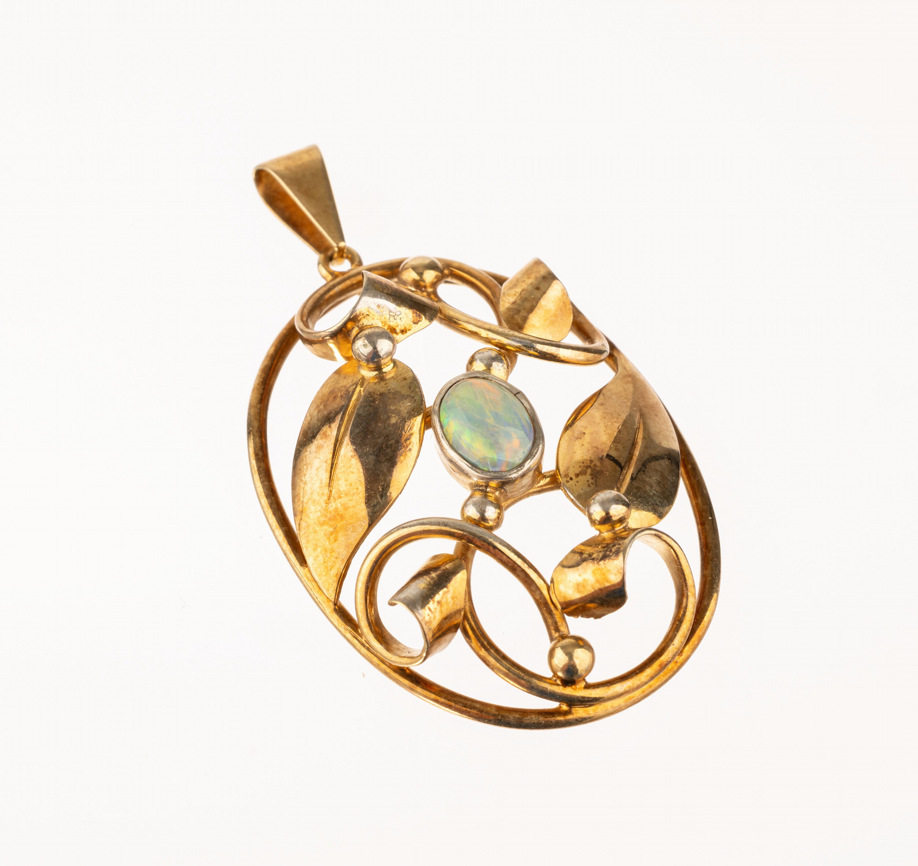 Silber Opal Anhänger, Silber verg., Schweden 1947, in der Art des Jugendstils, ovaler Opalcabochon, sign., ca. 4 cm
