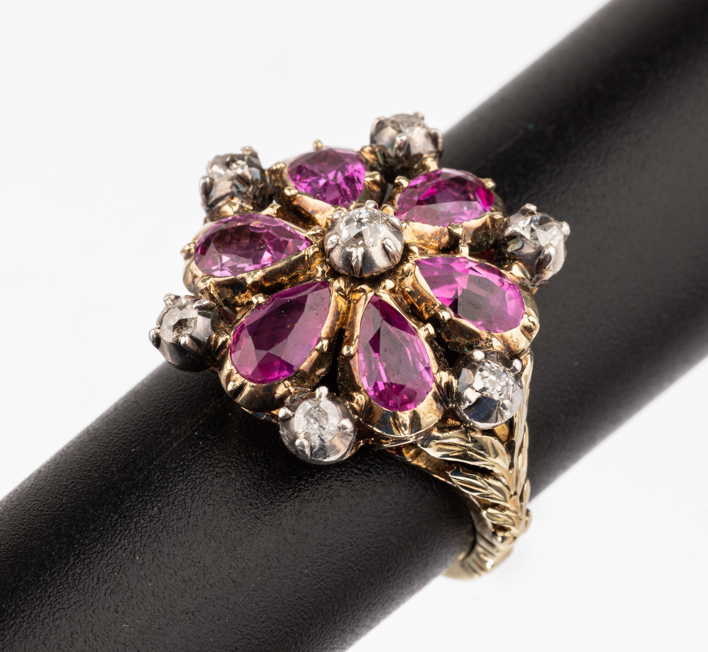 14 kt Gold/Platin Rubin Diamant Ring, um 1900, GG 585/000 und Platin, blütenförm. Gestaltung, facett. Rubintropfen zus. ca. 3.50ct, ...