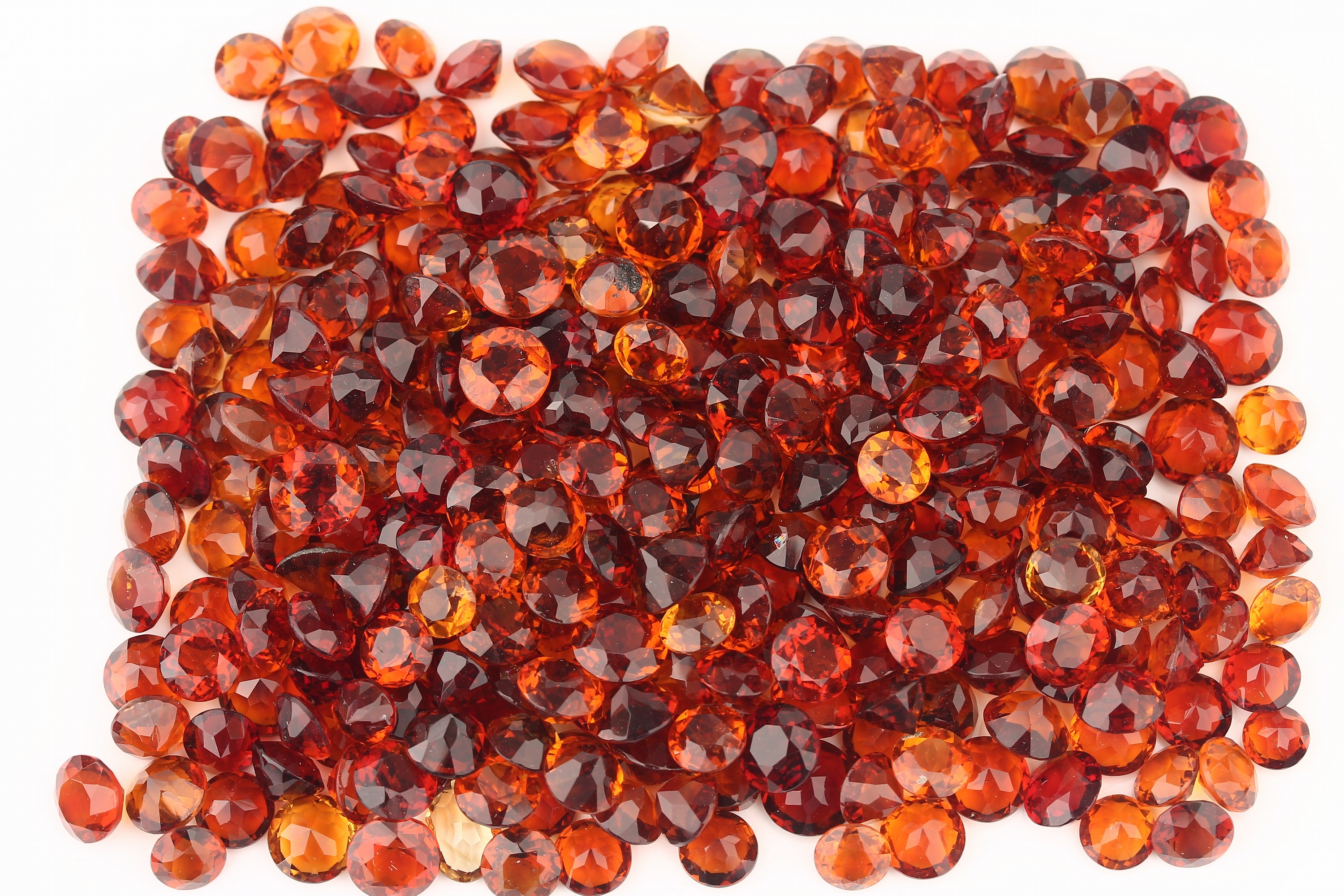 Lot lose Citrine zus. ca. 423.0 ct, versch. Größen und Schliffformen, überwiegend rundfacett.