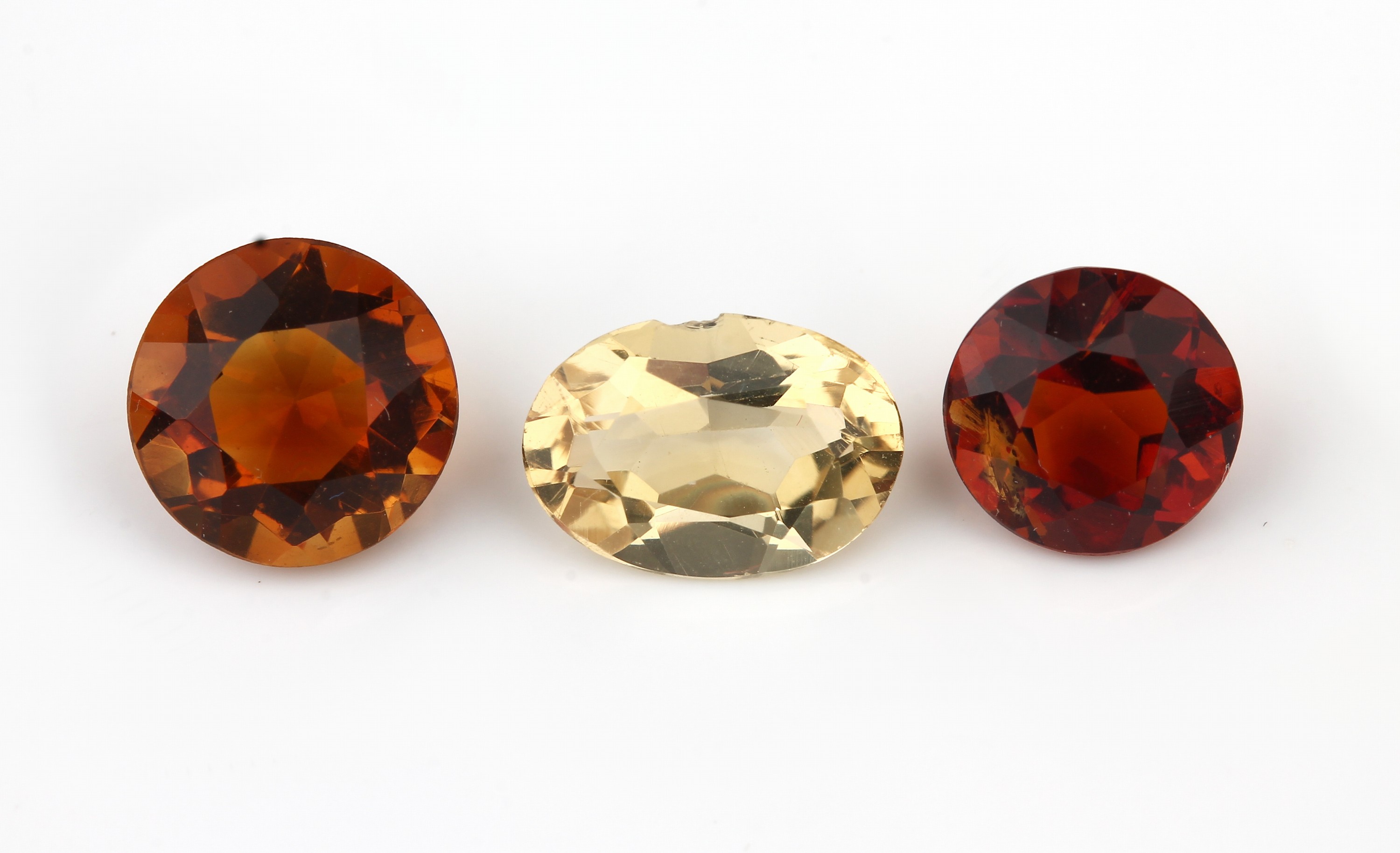 Detail a: Lot lose Citrine zus. ca. 423.0 ct, versch. Größen und Schliffformen, überwiegend rundfacett.