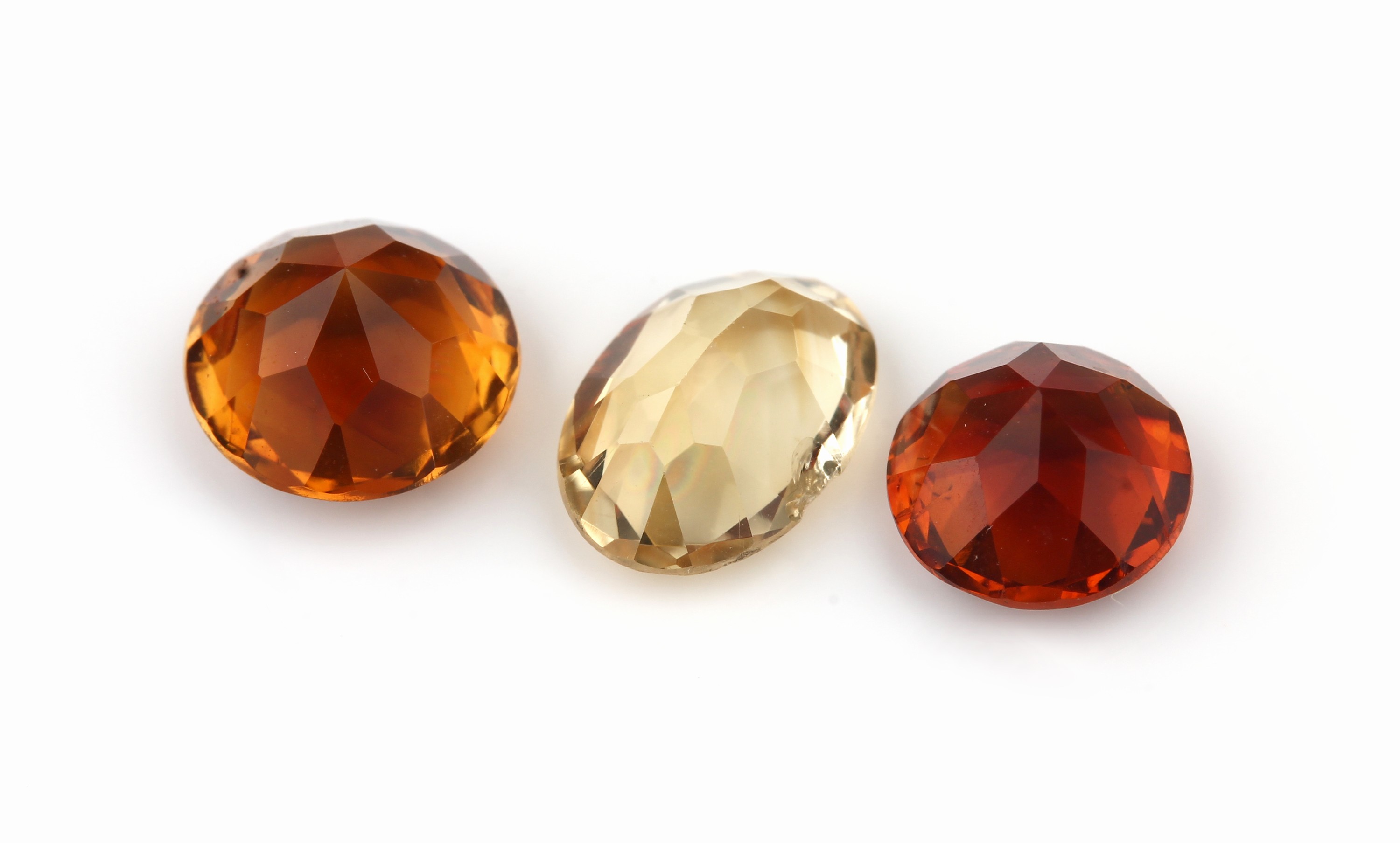 Detail b: Lot lose Citrine zus. ca. 423.0 ct, versch. Größen und Schliffformen, überwiegend rundfacett.