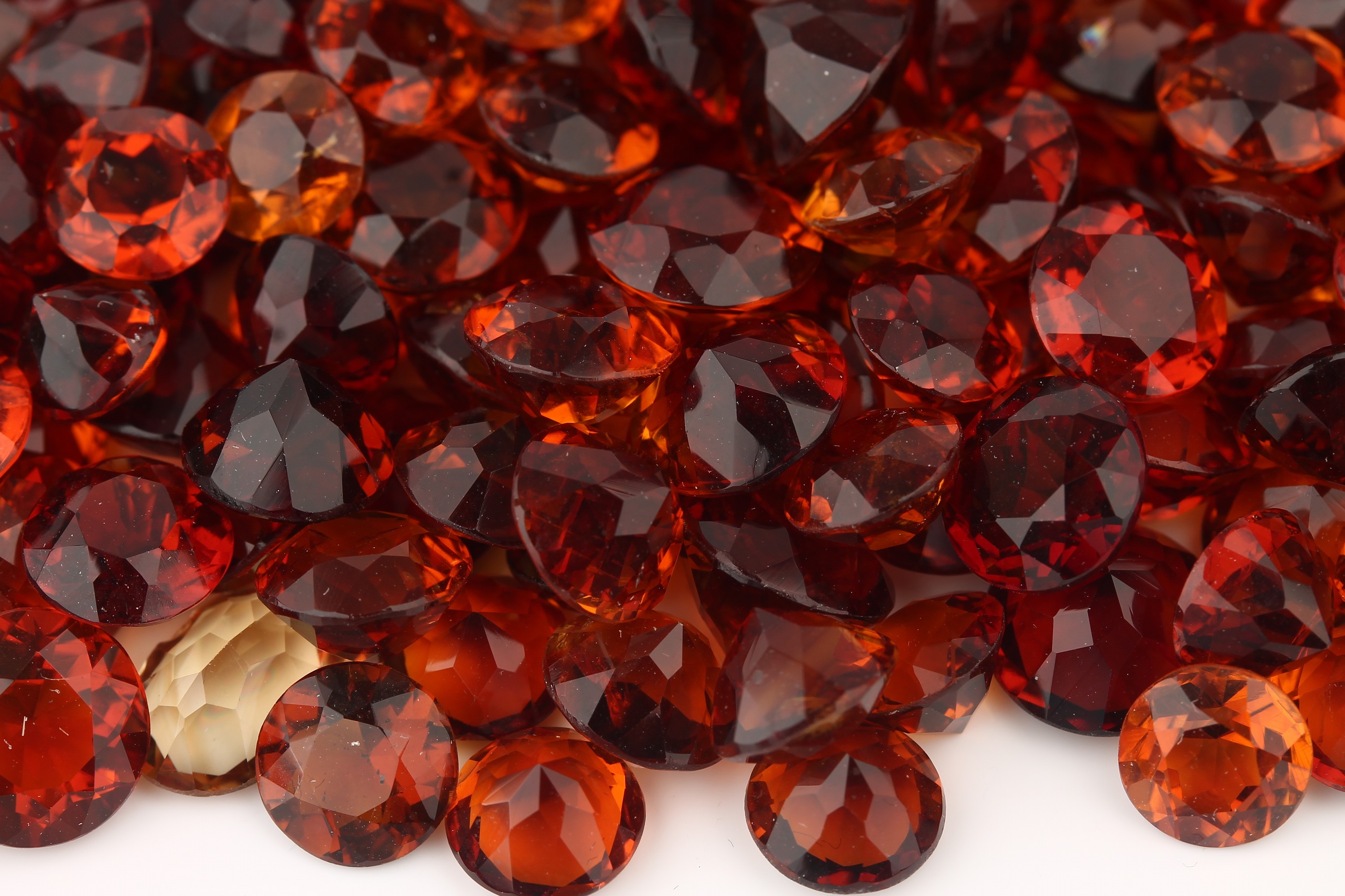Detail c: Lot lose Citrine zus. ca. 423.0 ct, versch. Größen und Schliffformen, überwiegend rundfacett.