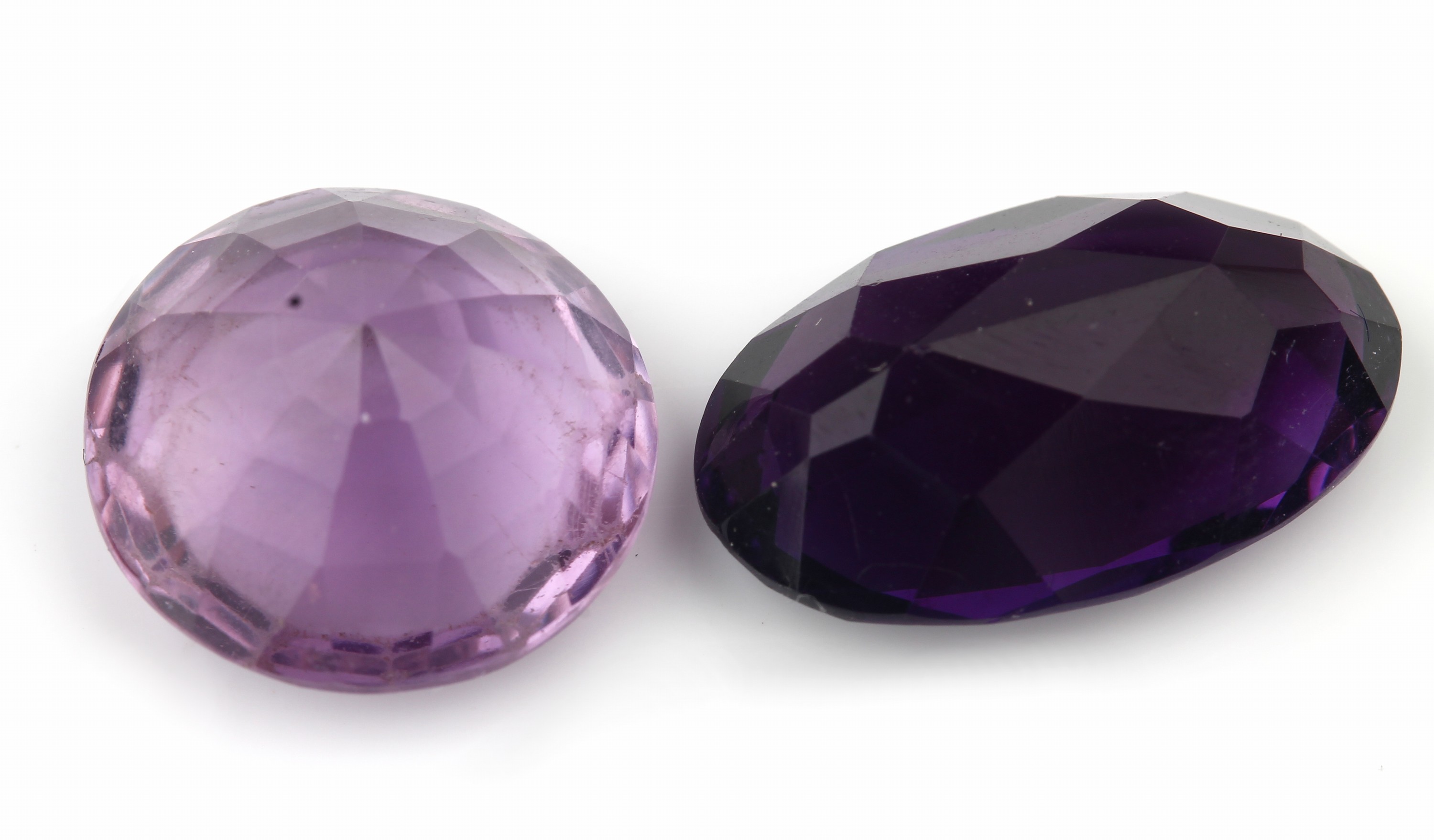 Detail b: Lot lose Amethyste zus. ca. 716.0 ct, versch. Größen und Schliffformen