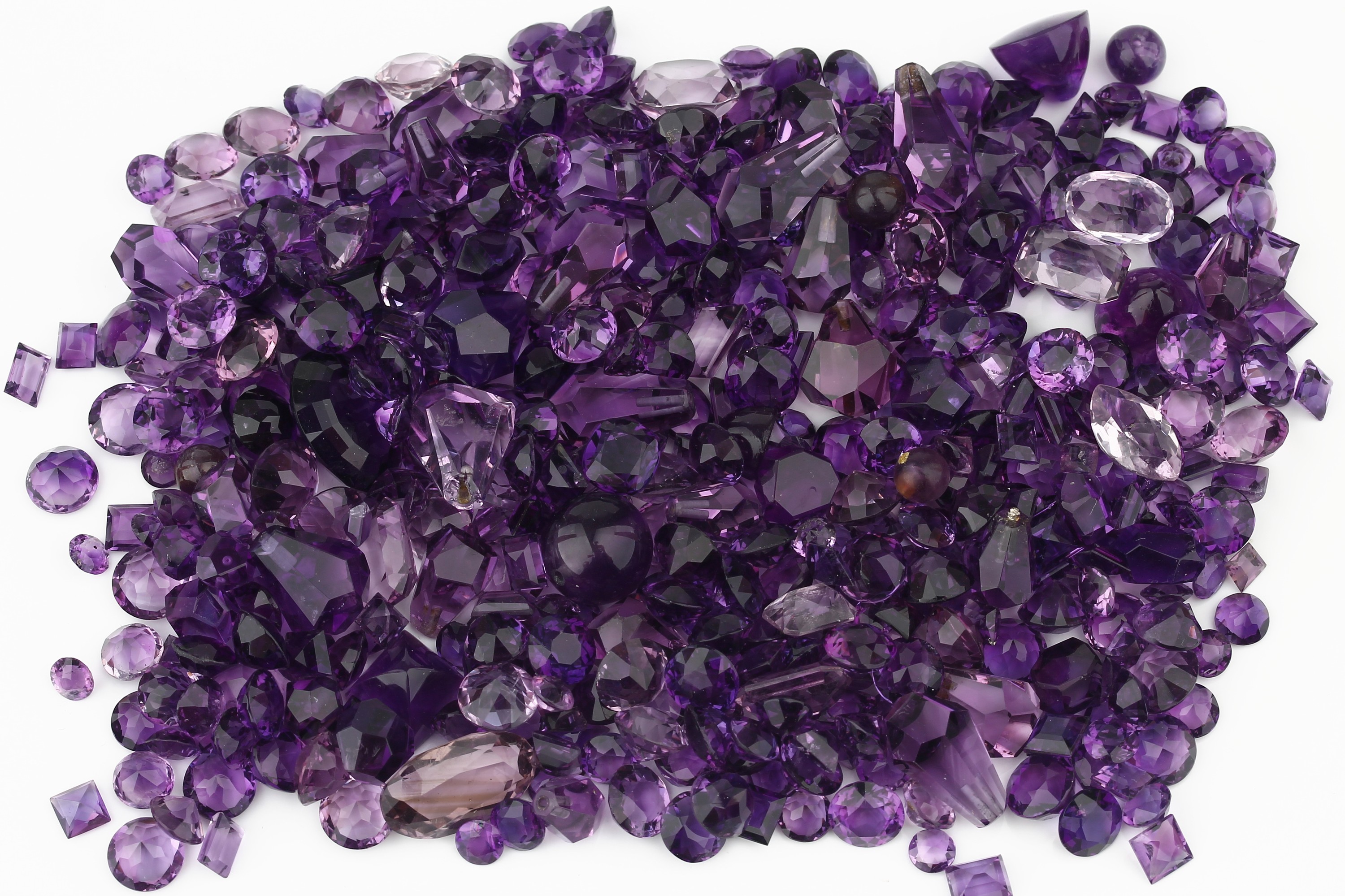 Lot lose Amethyste zus. ca. 610.0 ct, versch. Schliffformen und Größen, z.T. gebohrt