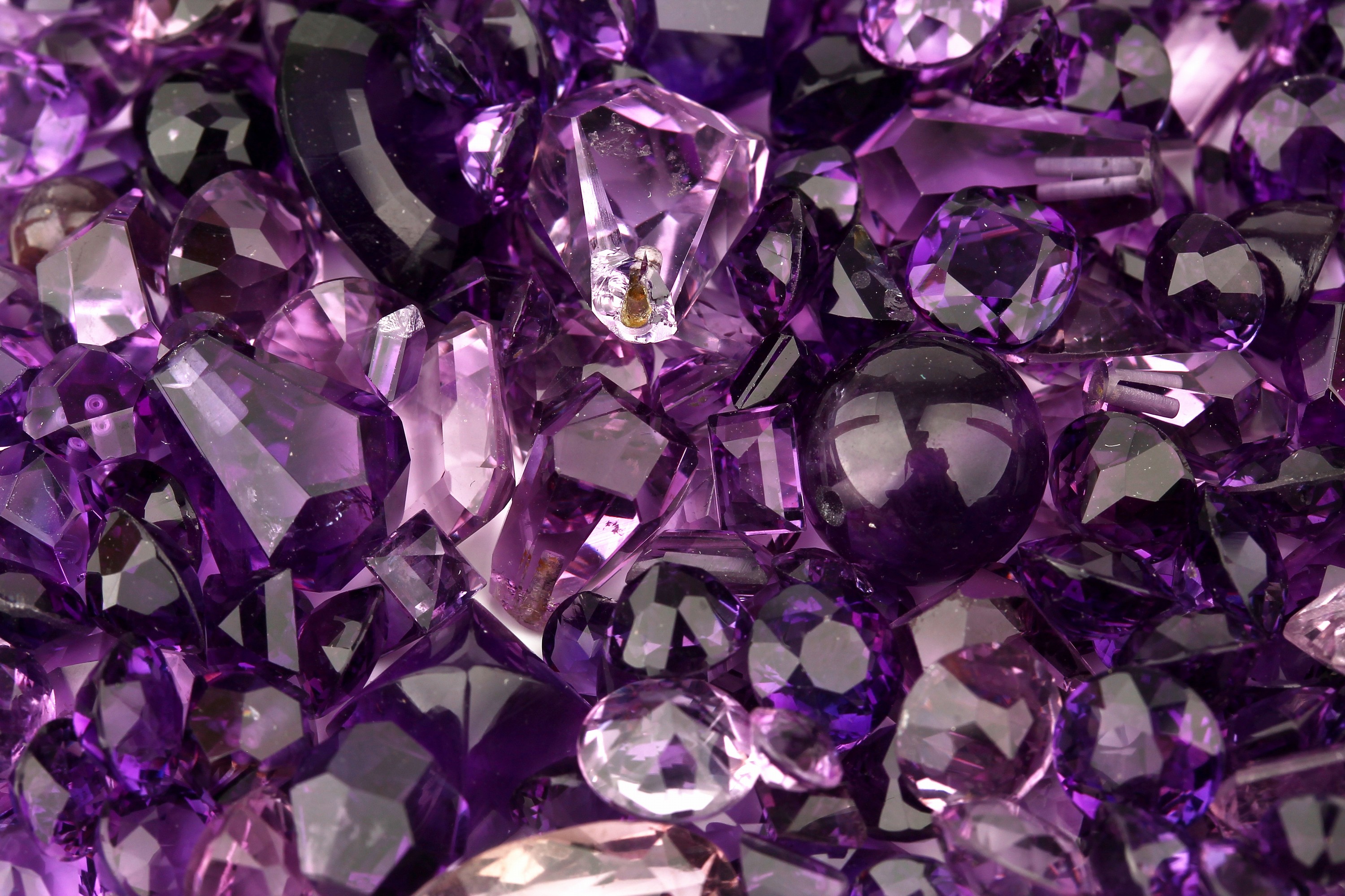 Detail a: Lot lose Amethyste zus. ca. 610.0 ct, versch. Schliffformen und Größen, z.T. gebohrt