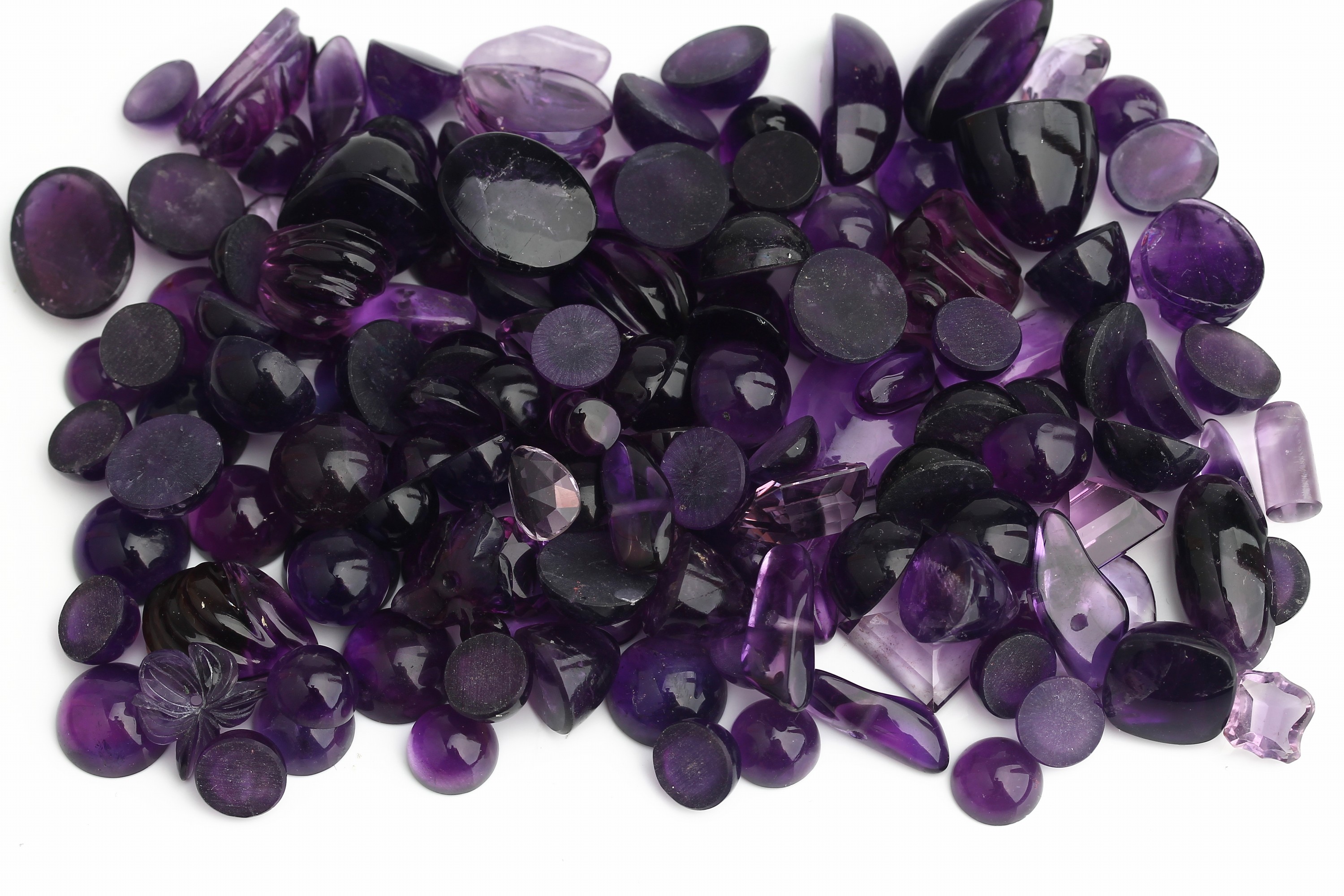 Lot lose Amethyste zus. ca. 750.0 ct, versch. Schliffformen, überwiegend Cabochon