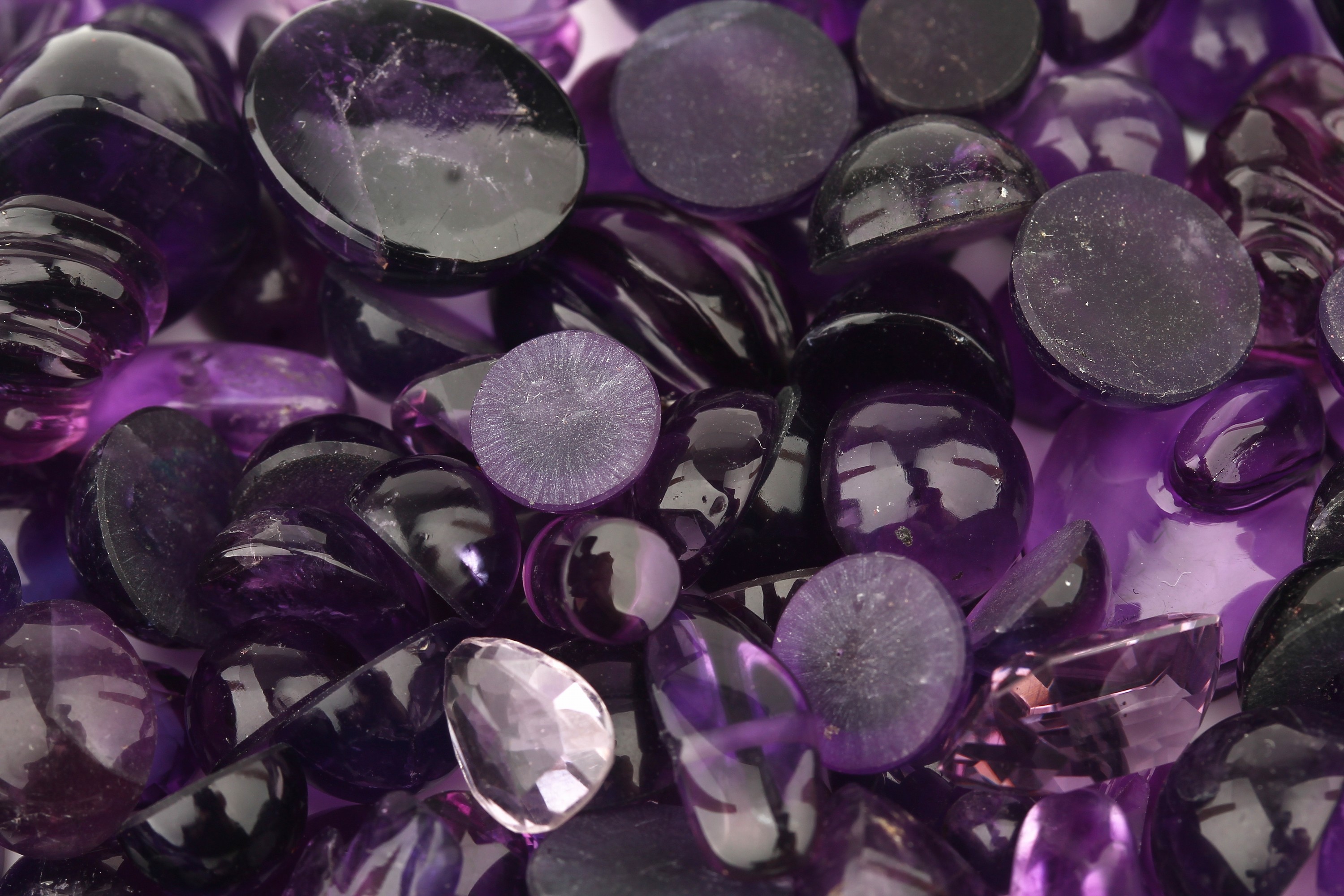 Detail a: Lot lose Amethyste zus. ca. 750.0 ct, versch. Schliffformen, überwiegend Cabochon