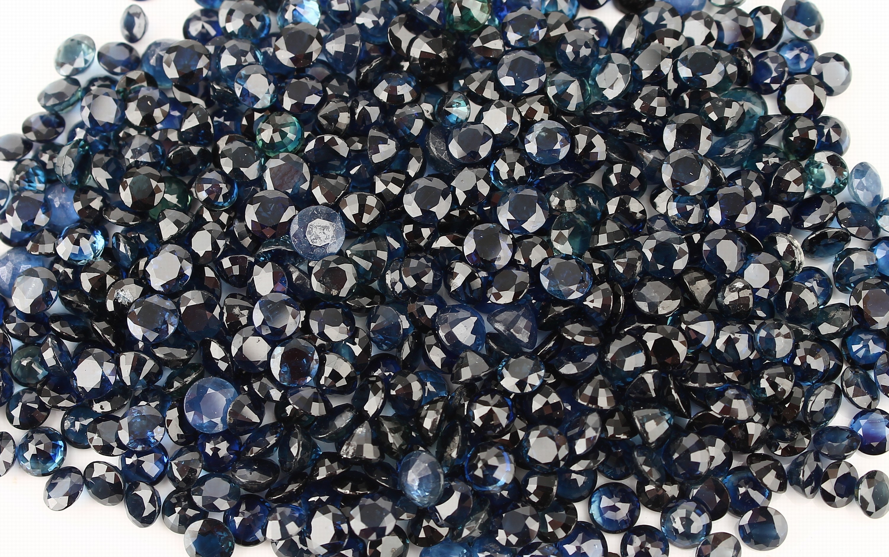 Lot lose Saphire zus. ca. 150.0 ct, rundfacett.