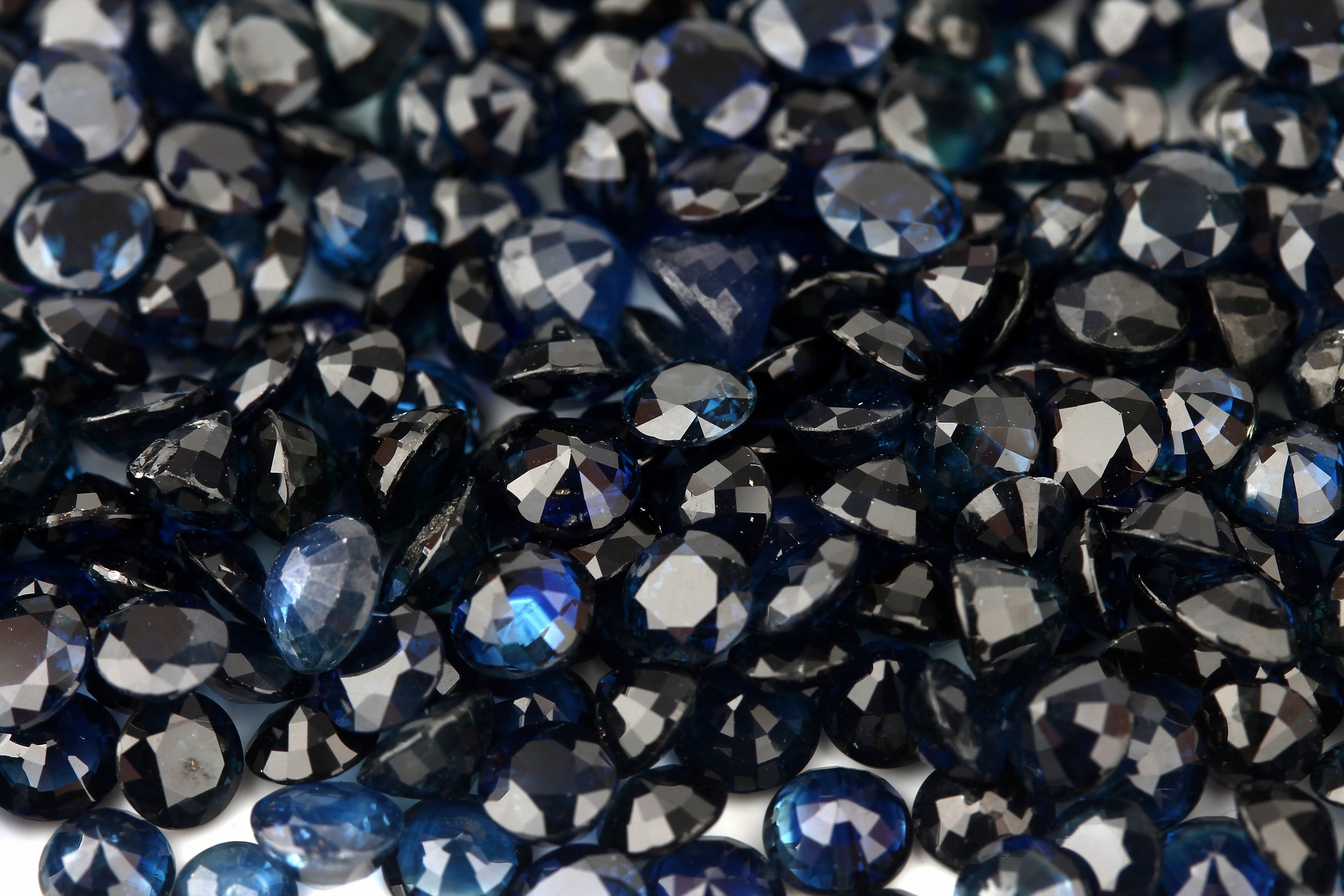 Detail a: Lot lose Saphire zus. ca. 150.0 ct, rundfacett.