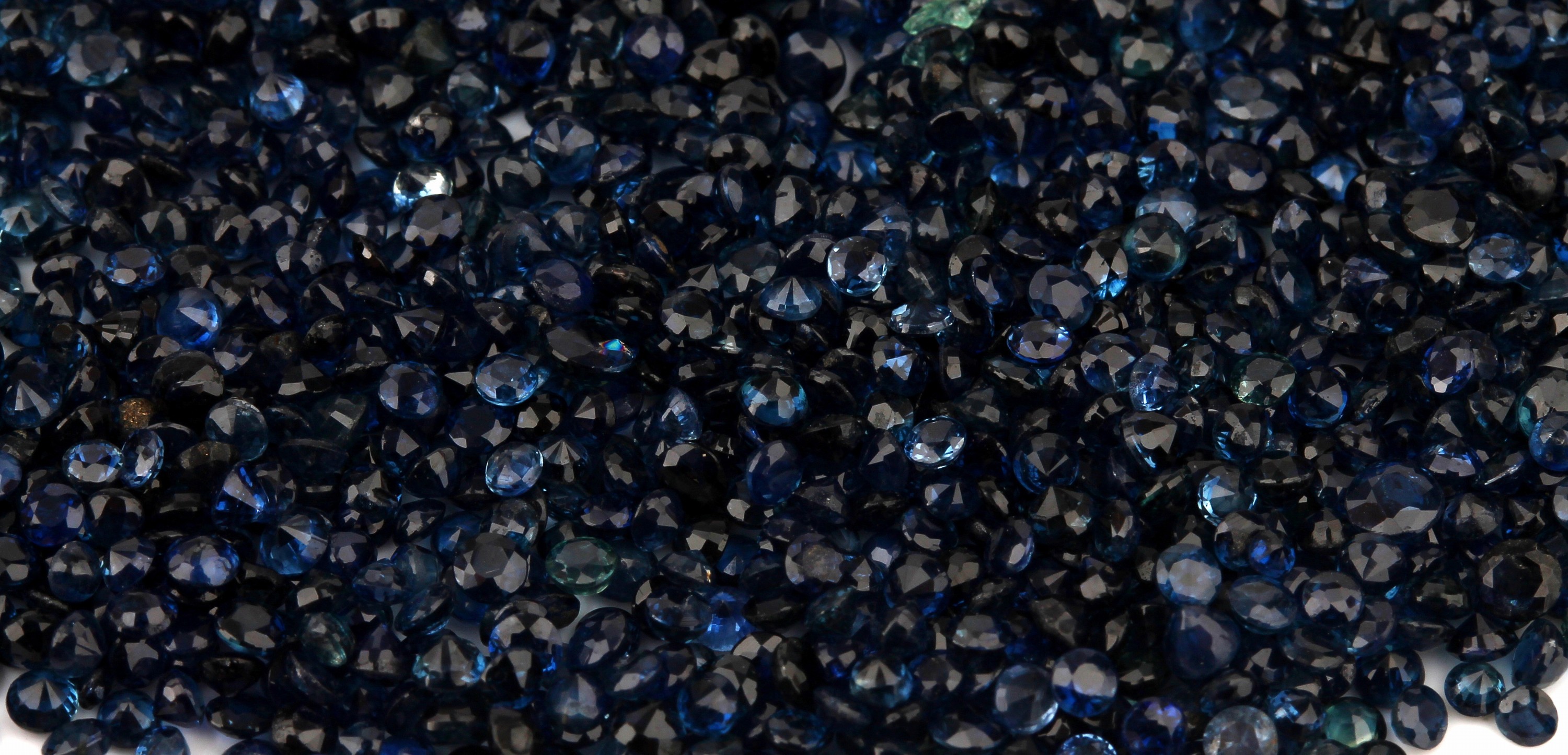 Detail a: Lot lose Saphire zus. ca. 100.0 ct, rundfacett.