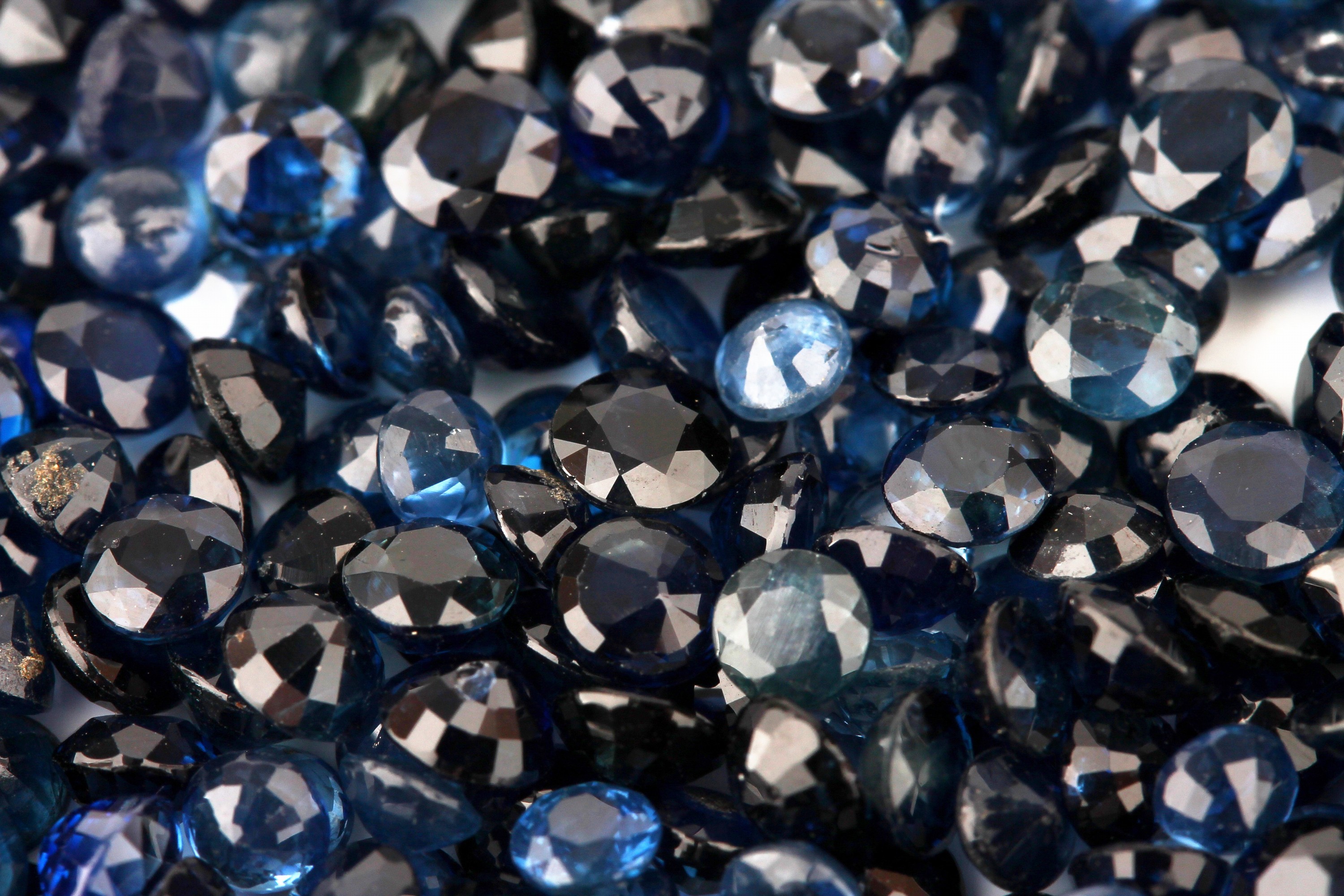 Detail a: Lot lose Saphire zus. ca. 100.0 ct, rundfacett.