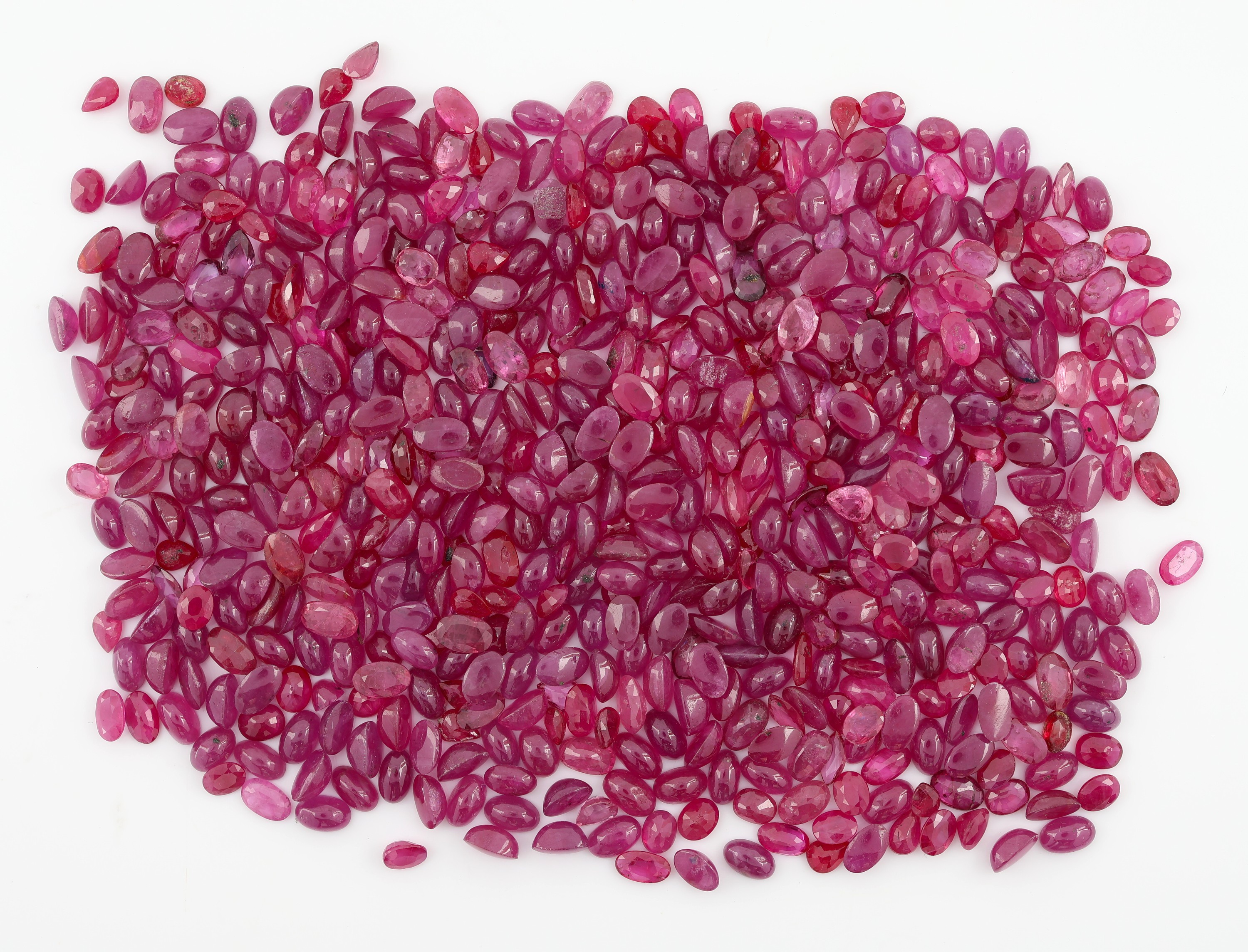 Lot lose Rubine zus. ca. 173.0 ct, versch. Schliffformen und Größen