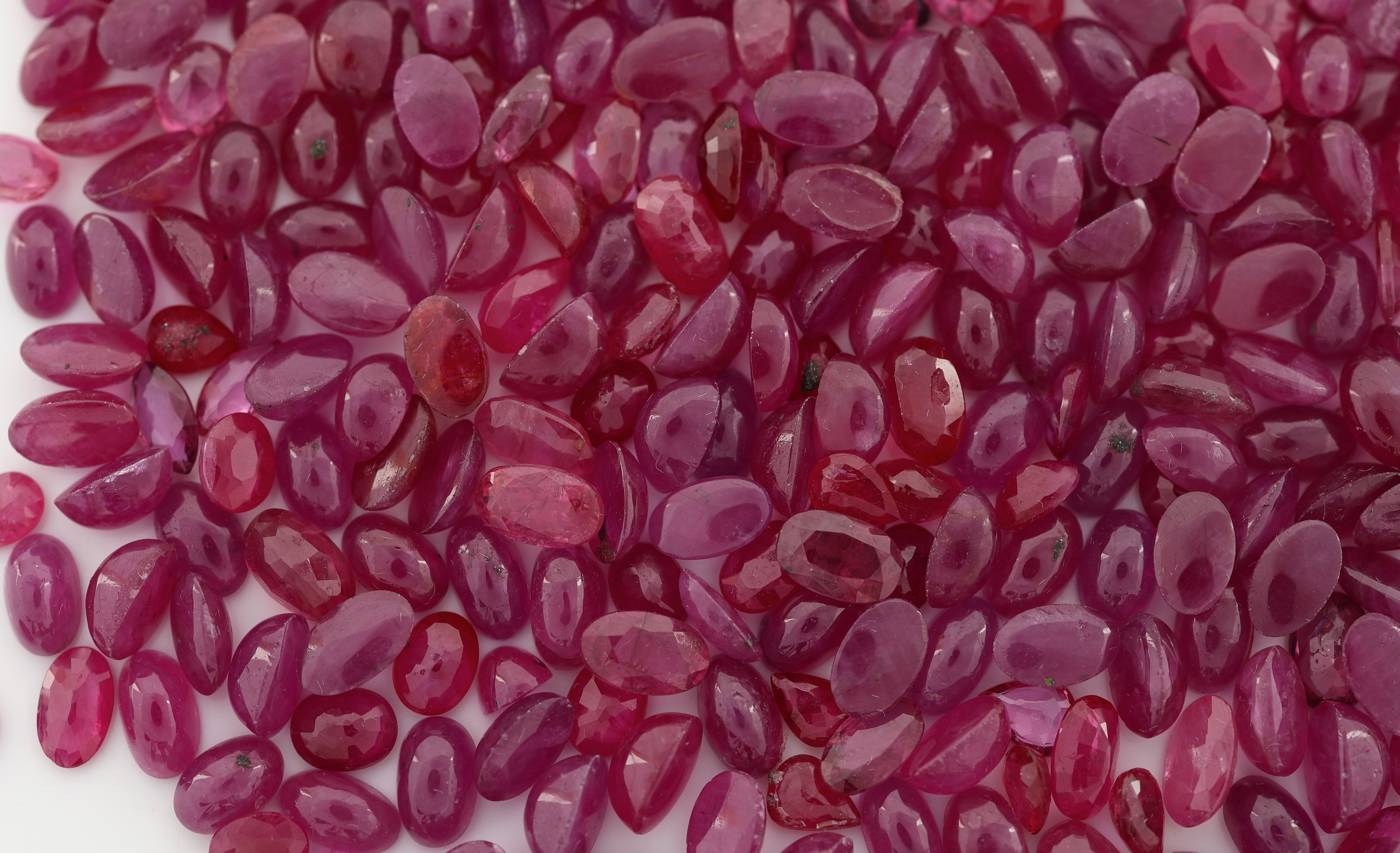 Detail b: Lot lose Rubine zus. ca. 173.0 ct, versch. Schliffformen und Größen