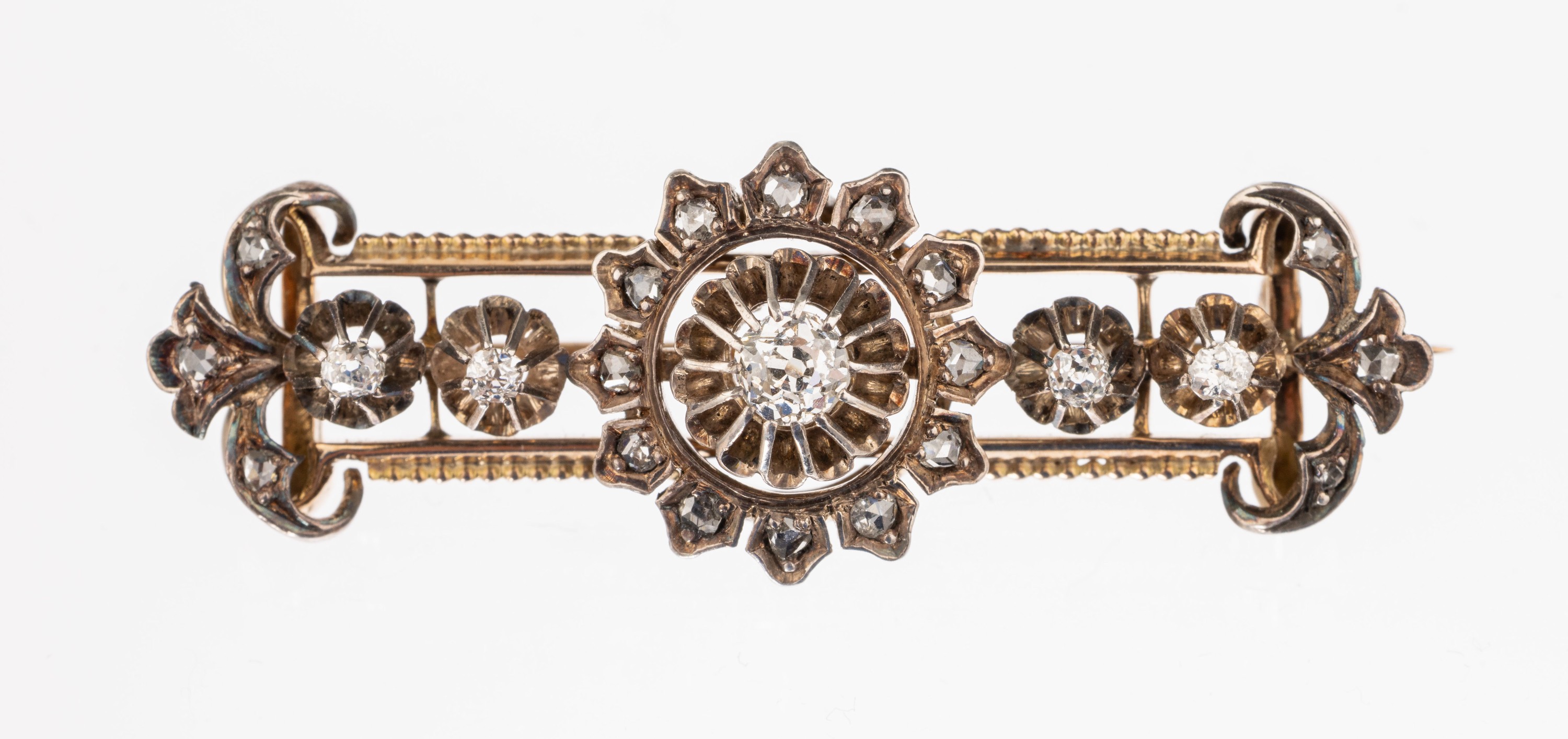 14 kt Gold Diamant-Brosche, um 1860, GG 585/000, durchbrochen gearbeitet, Perlleisten verzierung, florale Konzeption, Altschliff- diamanten in Siber ...