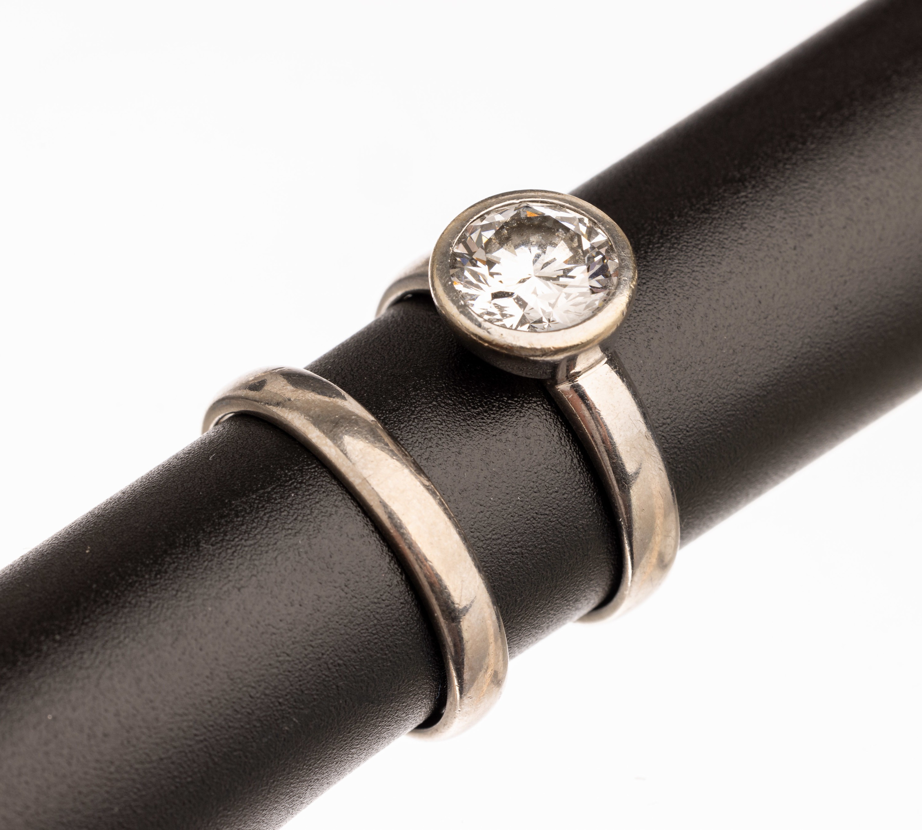 14 kt Gold Brillant Solitär Ring, WG 585/000 Brillant lt. HRD Expertise 2.43 ct hochfeines Weiss E/lupenrein (Juli 1995), dazu 18 kt Gold ...
