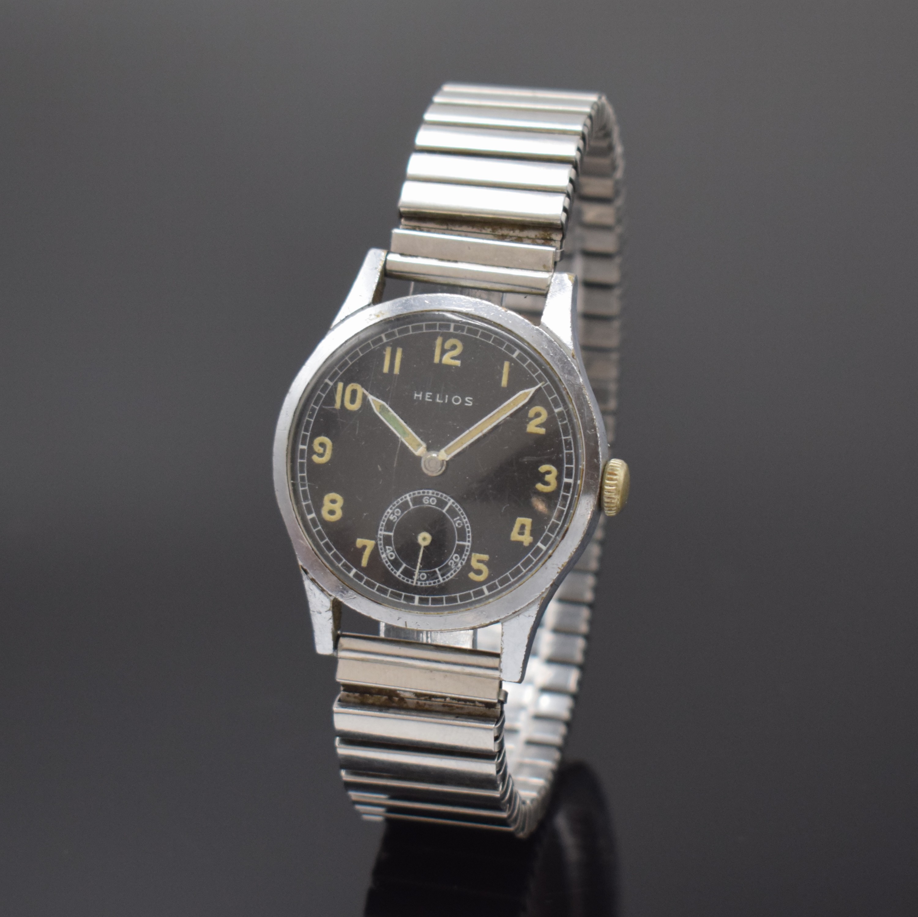 HELIOS verchromte Militäruhr der Wehrmacht, Schweiz 1940er Jahre, Handaufzug, Stahlboden verschr., neutr. Flexband, schwarzes Kontrastzifferbl. m. ...