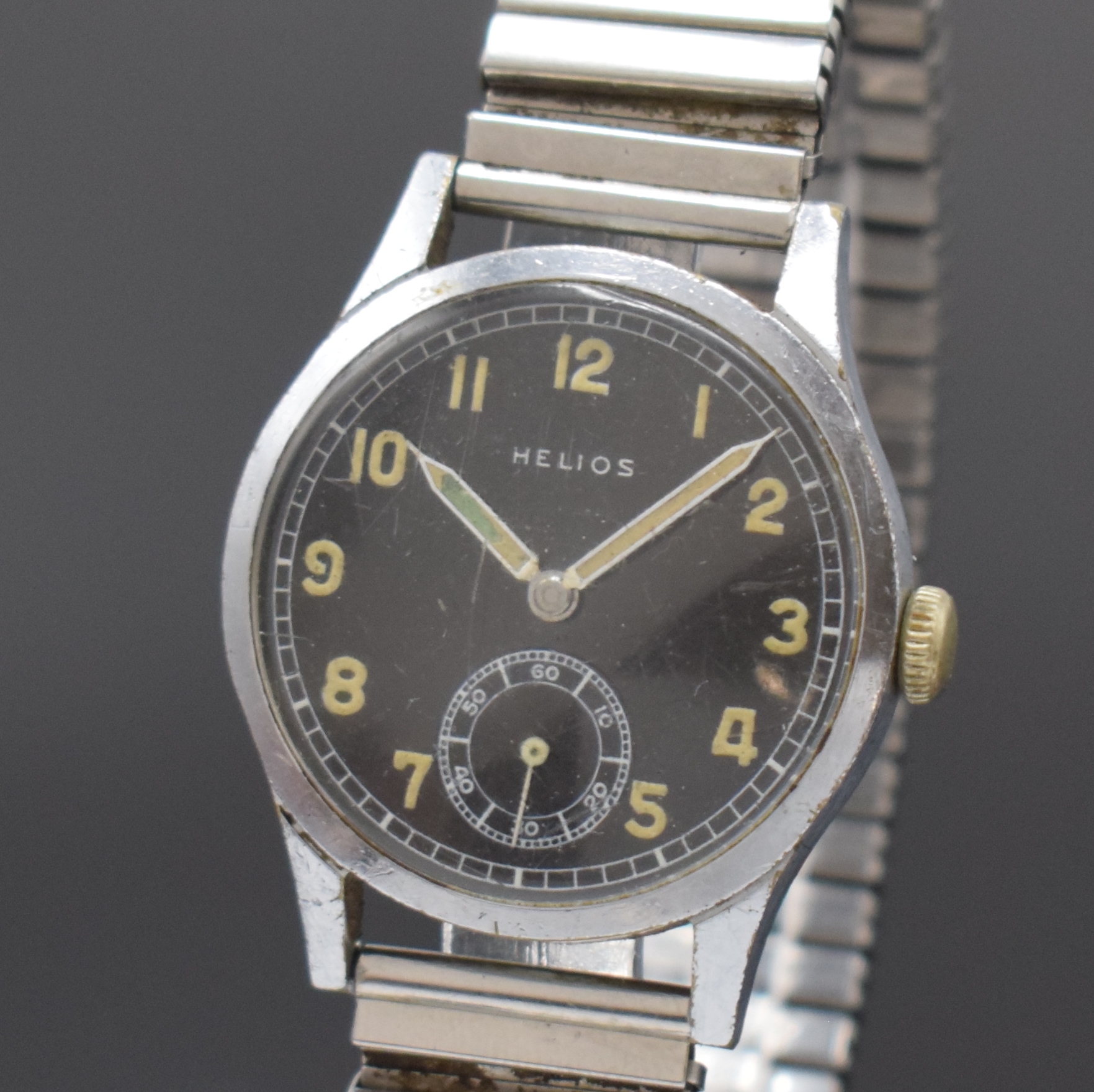 Detail a: HELIOS verchromte Militäruhr der Wehrmacht, Schweiz 1940er Jahre, Handaufzug, Stahlboden verschr., neutr. Flexband, schwarzes Kontrastzifferbl. m. ...