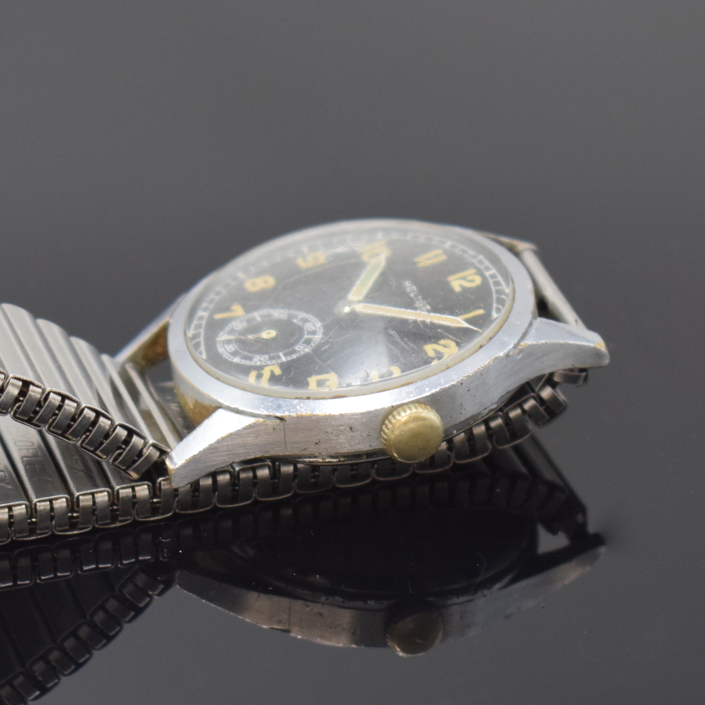 Detail b: HELIOS verchromte Militäruhr der Wehrmacht, Schweiz 1940er Jahre, Handaufzug, Stahlboden verschr., neutr. Flexband, schwarzes Kontrastzifferbl. m. ...