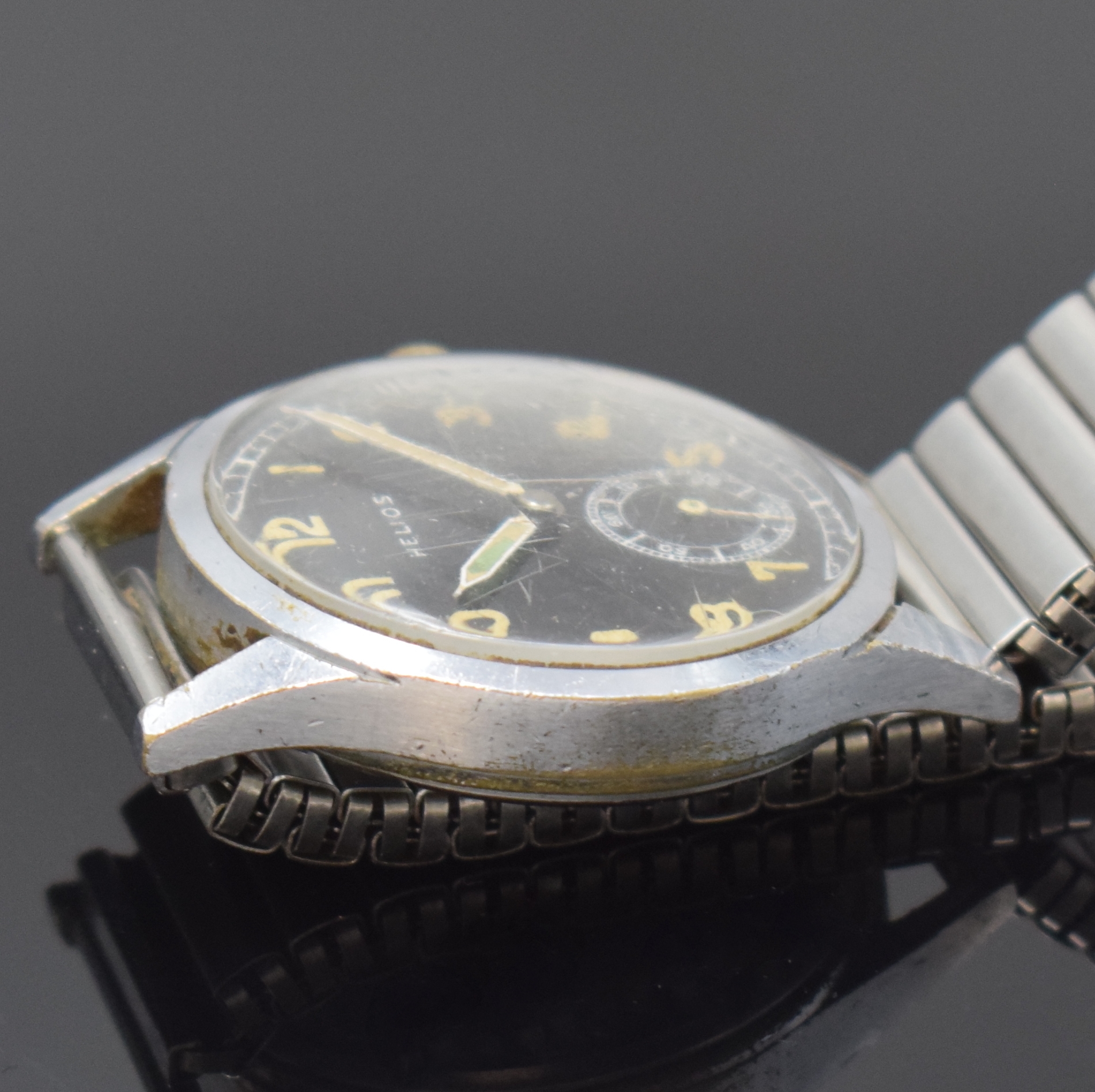 Detail c: HELIOS verchromte Militäruhr der Wehrmacht, Schweiz 1940er Jahre, Handaufzug, Stahlboden verschr., neutr. Flexband, schwarzes Kontrastzifferbl. m. ...