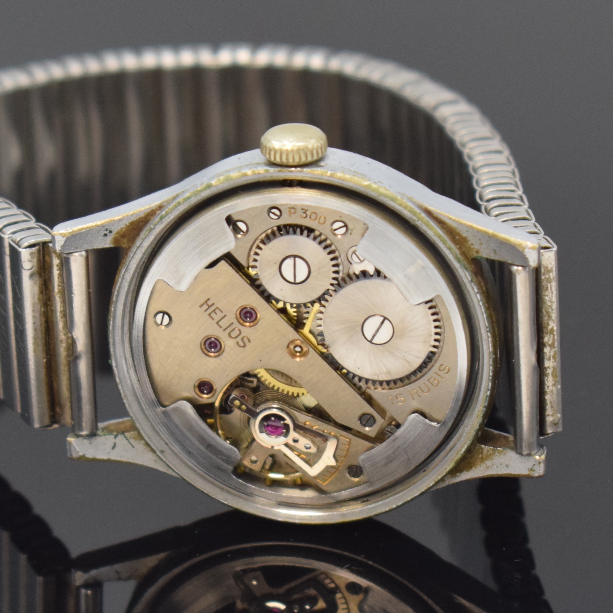 Detail e: HELIOS verchromte Militäruhr der Wehrmacht, Schweiz 1940er Jahre, Handaufzug, Stahlboden verschr., neutr. Flexband, schwarzes Kontrastzifferbl. m. ...