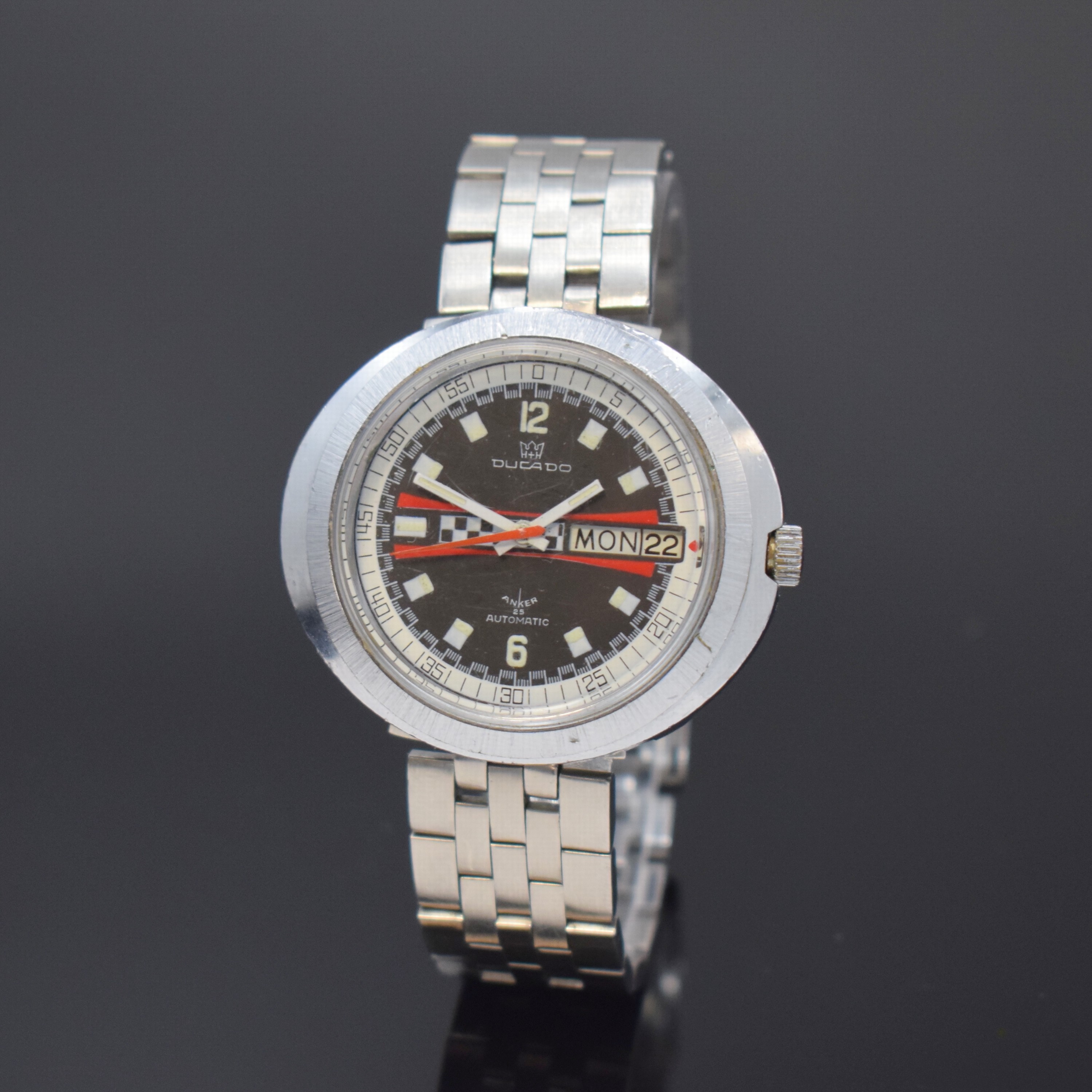 DUCADO verchromte Herrenarmbanduhr, Schweiz um 1975, Automatik, orig. Gliederband m. Faltschl., Stahlboden aufgedr., schwarzes Zifferbl. m. ...
