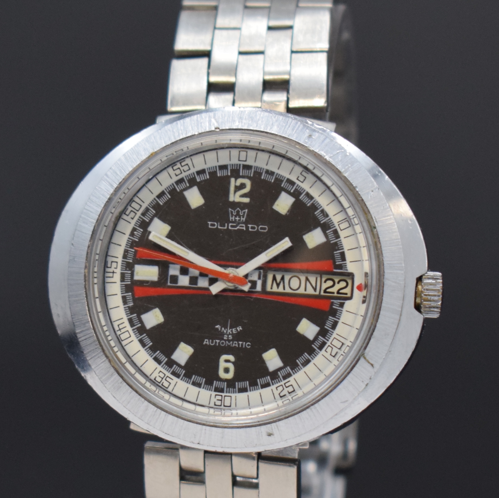 Detail a: DUCADO verchromte Herrenarmbanduhr, Schweiz um 1975, Automatik, orig. Gliederband m. Faltschl., Stahlboden aufgedr., schwarzes Zifferbl. m. ...