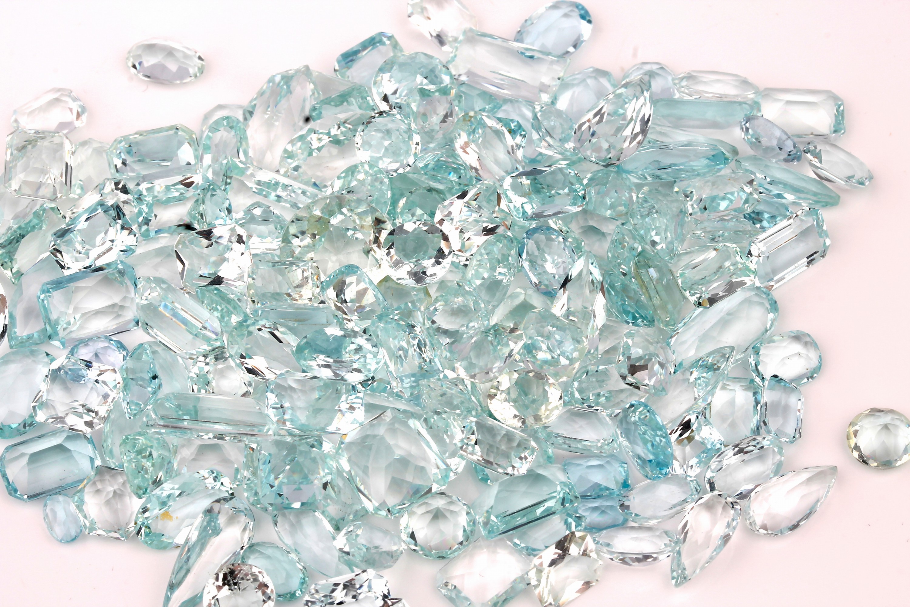 Lot lose Aquamarine zus. ca. 273.0 ct, versch. Größen und Schliffformen