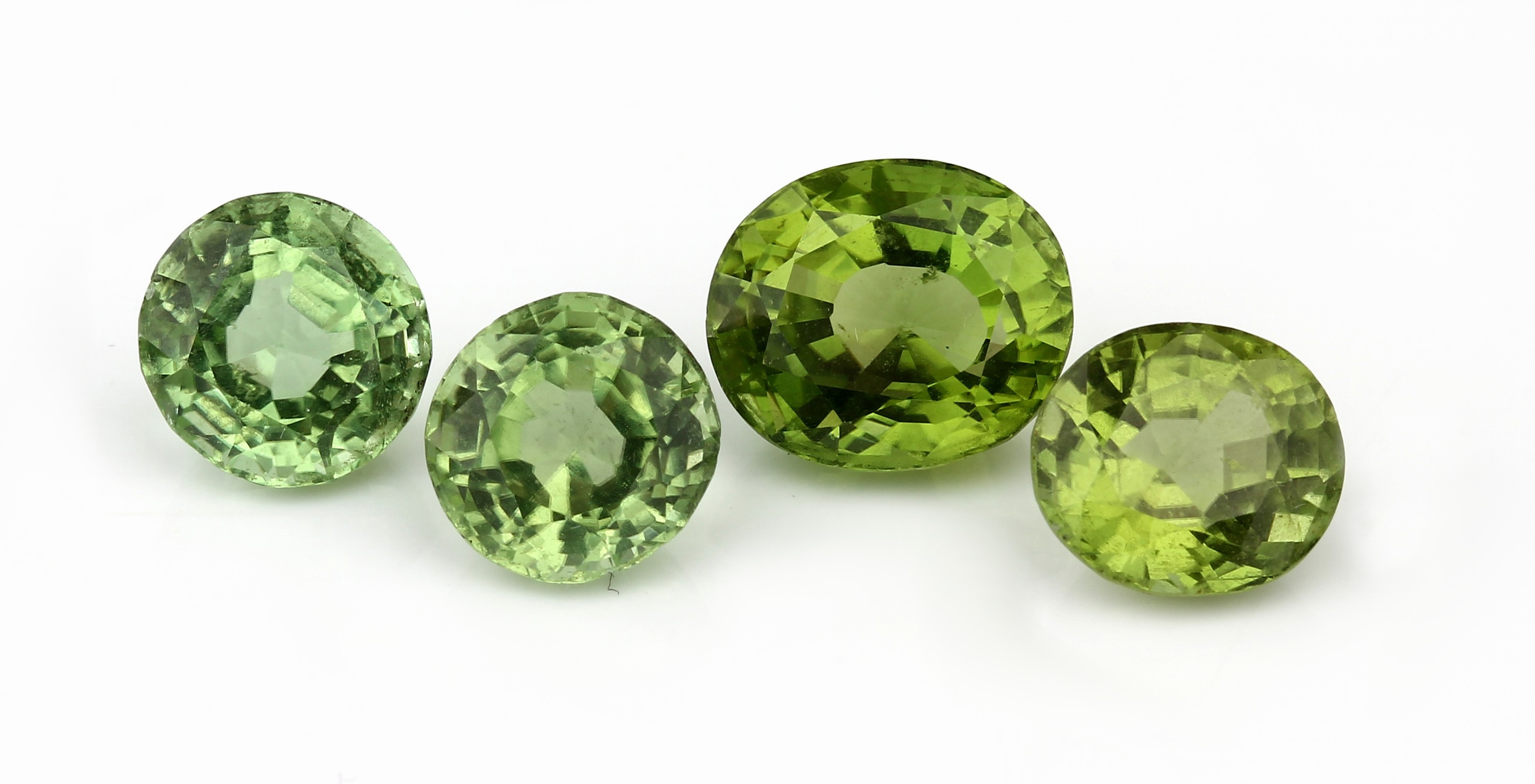 Lot 4 lose Peridots zus. ca. 17.4 ct, 2 x rundfacett., 2 x ovalfacett.
