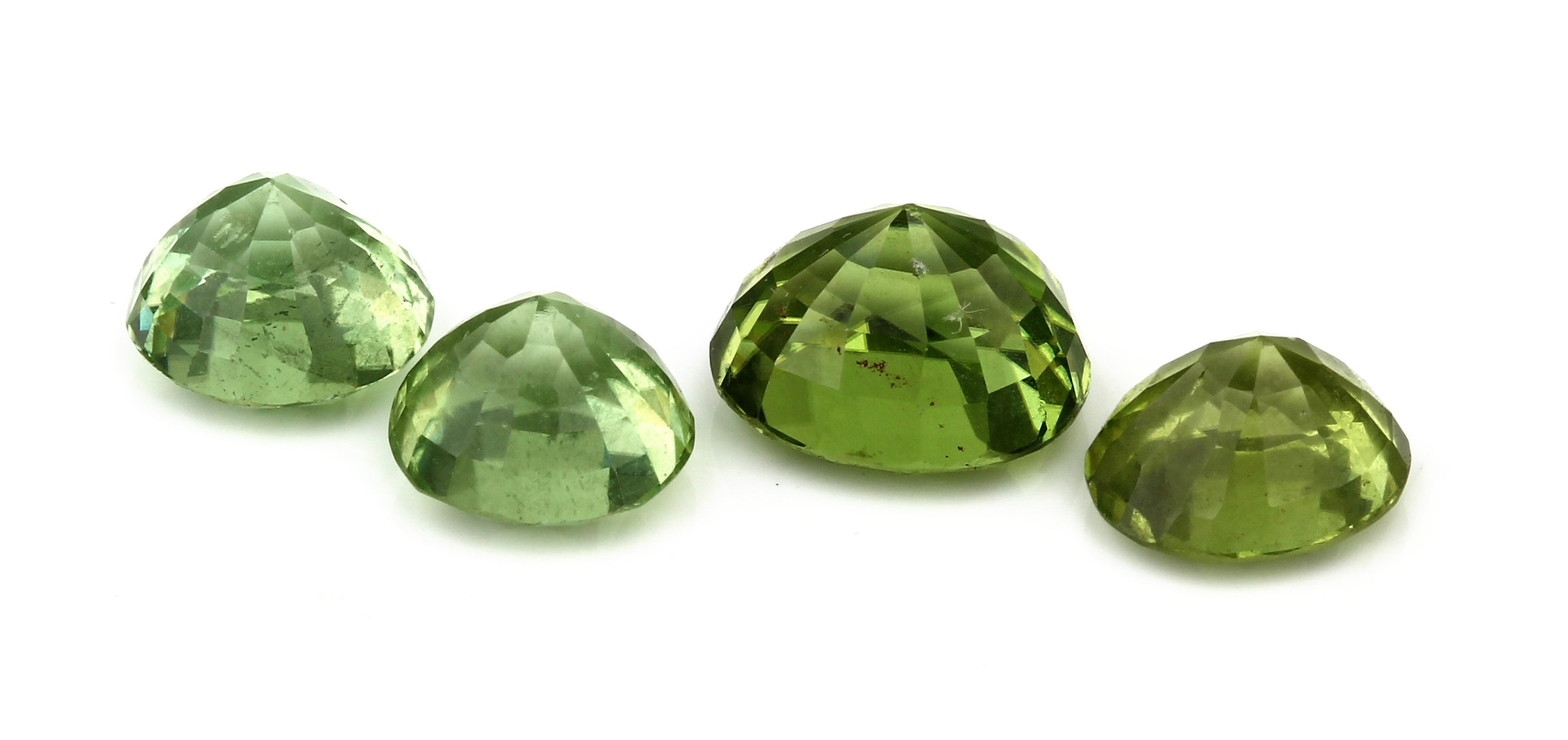 Detail a: Lot 4 lose Peridots zus. ca. 17.4 ct, 2 x rundfacett., 2 x ovalfacett.